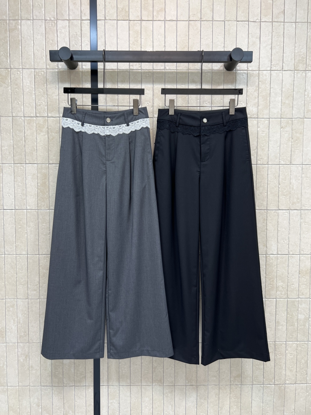NO:790235,Xiaoxiangjia 26 spring and summer new style lace wide-leg pants, high-waisted design + lace splicing, full of Korean casual style, breathable and comfortable, loose straight version, slimming and elongating the leg proportions, lace details are super design, looks great with any T-shirt or shirt, simple without losing details, it is a versatile and practical fashion item, two colors and three sizes S- M-L,,chanel,shirts,tees,t-shirt,19860909小香家 26春夏新款 蕾丝花边阔腿裤 高腰设计+蕾丝拼接 韩系休闲风满满 透气又舒适 宽松直筒版型 显瘦拉长腿部比例 蕾丝细节超有设计感 随便搭T恤或衬衫都很出彩 简约又不失细节 是百搭实用的时尚单品 两色三码 S- M-L,,chanel,shirts,tees，t-shirt,,Women's clothing