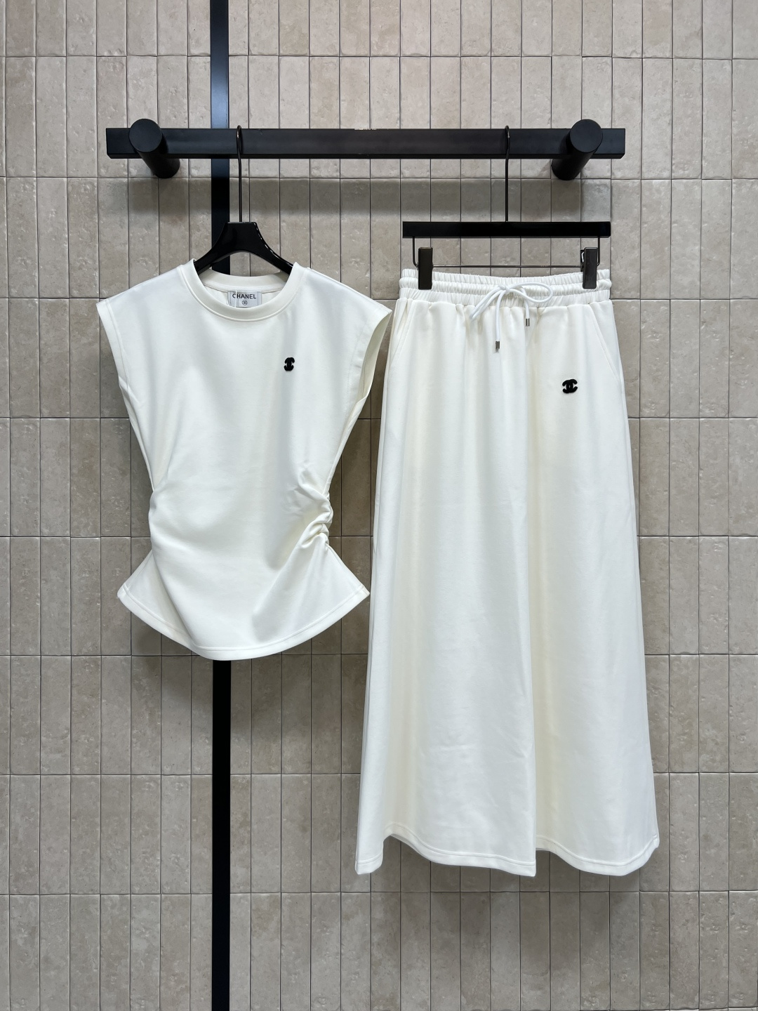 NO:790219,Xiaoxiangjia 26 spring and summer new casual suit Sleeveless pleated top + skirt Sleeveless pleated top with neat round neck and sleeveless design Refreshing and breathable Wide-leg pants are very friendly to all body shapes Cover the crotch and hide the flesh Skirt with elastic drawstring design at the waist Can be worn alone or layered with jackets Easily create a lazy and light luxury style Two colors and three sizes S-M-L,,chanel,skirts,jackets & coats,19860909小香家 26春夏新款 休闲套装 无袖抽褶上衣+半身裙 无袖抽褶上衣利落圆领无袖设计 清爽透气 阔腿裤型对各种身形都十分友好 遮胯藏肉 腰部松紧抽绳设计半身裙 单穿或叠搭外套皆可 轻松打造慵懒轻奢风 两色三码 S-M-L,,chanel,skirts,jackets & coats,,Women's clothing
