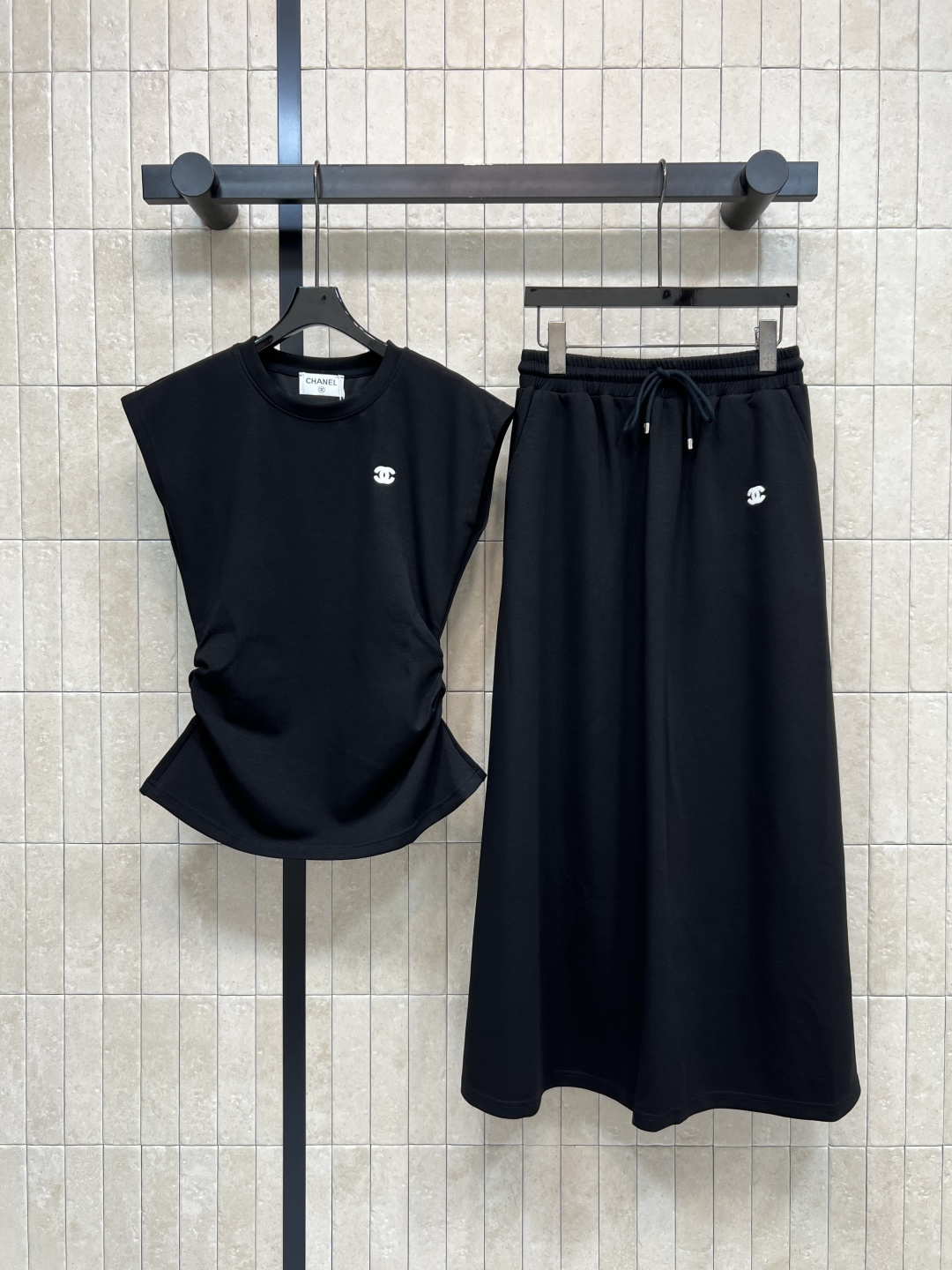 NO:790215,Xiaoxiangjia 26 spring and summer new casual suit Sleeveless pleated top + skirt Sleeveless pleated top with neat round neck and sleeveless design Refreshing and breathable Wide-leg pants are very friendly to all body shapes Cover the crotch and hide the flesh Skirt with elastic drawstring design at the waist Can be worn alone or layered with jackets Easily create a lazy and light luxury style Two colors and three sizes S-M-L,,chanel,skirts,jackets & coats,19860909小香家 26春夏新款 休闲套装 无袖抽褶上衣+半身裙 无袖抽褶上衣利落圆领无袖设计 清爽透气 阔腿裤型对各种身形都十分友好 遮胯藏肉 腰部松紧抽绳设计半身裙 单穿或叠搭外套皆可 轻松打造慵懒轻奢风 两色三码 S-M-L,,chanel,skirts,jackets & coats,,Women's clothing