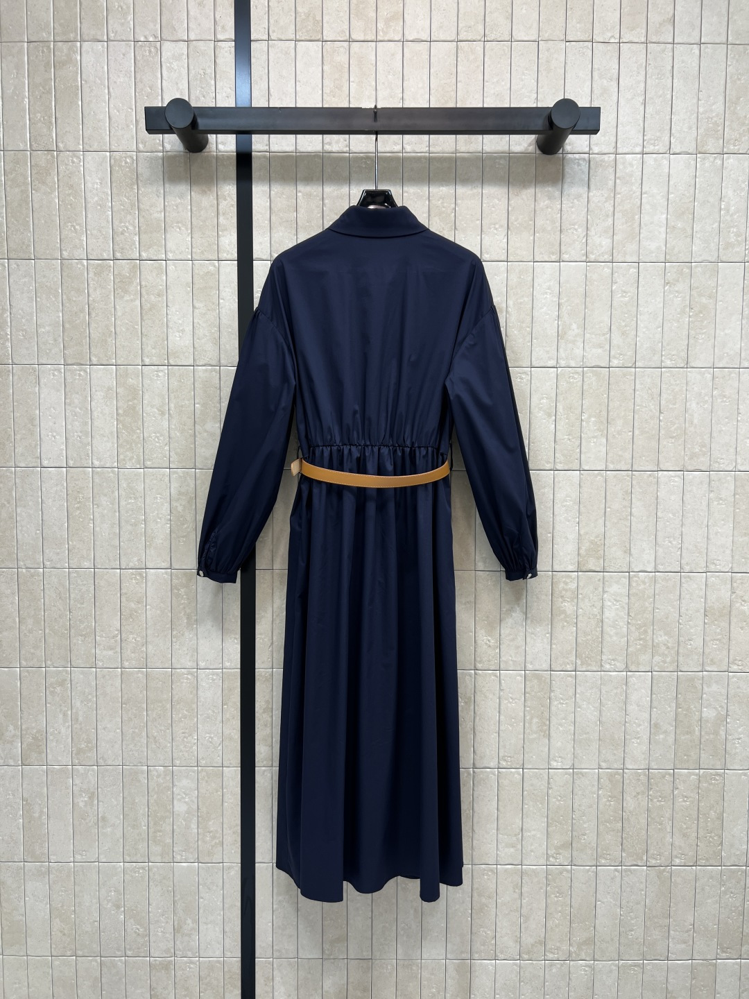 Max家 26春夏新款 藏青色衬衫连衣裙 经典衬衫式设计 长袖+翻领 腰部棕色皮质腰带收腰显瘦 优雅又干