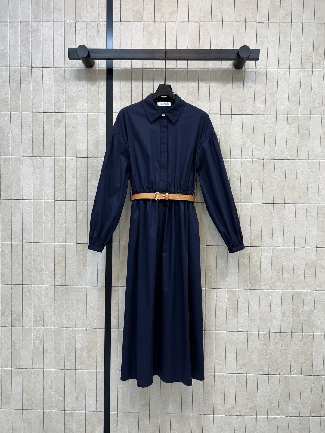 NO:790204,Max's 26 spring and summer new style, navy blue shirt dress, classic shirt-style design, long sleeves + lapel, brown leather belt at the waist to slim down, elegant and capable, strong drape, durable and easy to care for, easy to manage in daily commute, mid-length skirt, looks great with high heels or boots, can be easily held in the workplace, interviews, and formal occasions, perfect temperament! Three sizes in one color, S-M-L,,boots,high heels,skirts,shirts,19860909Max家 26春夏新款 藏青色衬衫连衣裙 经典衬衫式设计 长袖+翻领 腰部棕色皮质腰带收腰显瘦 优雅又干练 面料垂坠感强 耐穿易打理 通勤日常都能轻松驾驭 裙长中长款 搭配高跟鞋或短靴都很出彩 职场、面试、正式场合都能轻松hold住 气质满分! 一色三码 S-M-L,,boots,high heels,skirts,shirts,,Women's clothing