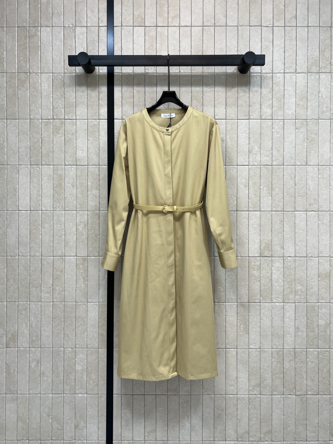 NO:790198,M's new spring and summer 26 khaki dress. Simple round neck design to modify the neck line. Leather belt of the same color at the waist to easily tighten the waist. The fabric is comfortable and drapey. It can be easily controlled during commuting and daily life. The overall style is simple and elegant. Pair with bags or shoes of the same color. Three sizes in one color, S-M-L,,skirts,19860909M家 26春夏新款 卡其色连衣裙 简约圆领设计 修饰颈部线条 腰部同色系皮腰带轻松收腰 面料舒适有垂感 通勤日常都能轻松驾驭 整体风格简约大方 搭配同色系包包或鞋履 一色三码S-M-L,,skirts,,Women's clothing