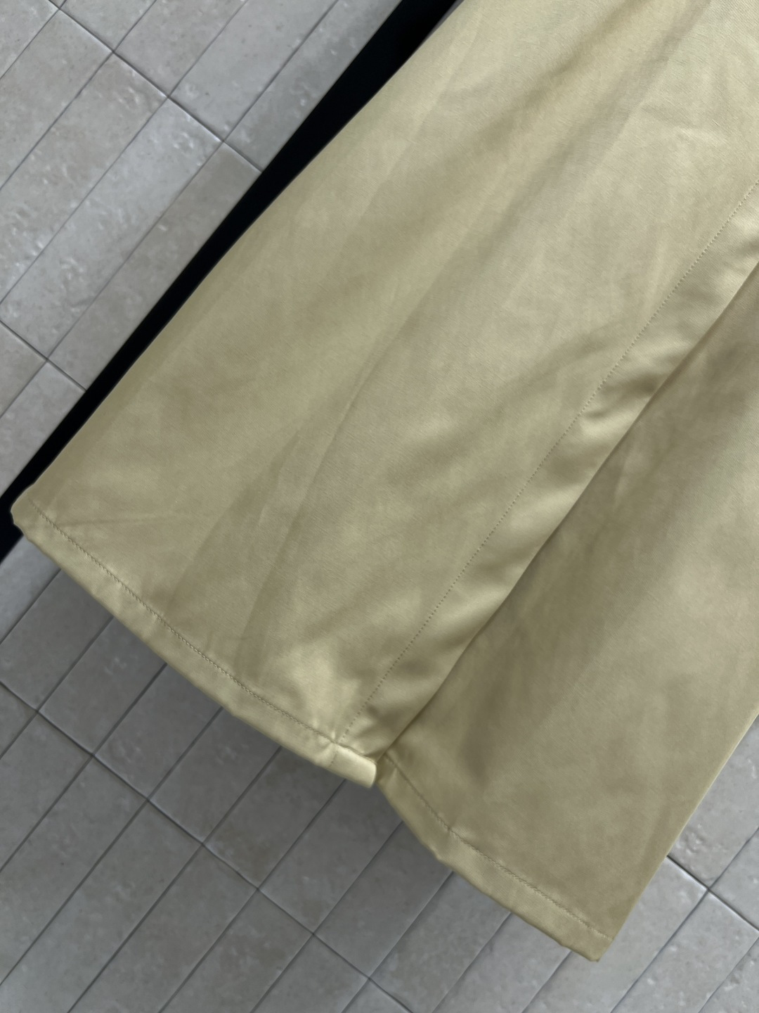 M家 26春夏新款 卡其色连衣裙 简约圆领设计 修饰颈部线条 腰部同色系皮腰带轻松收腰  面料舒适有垂感