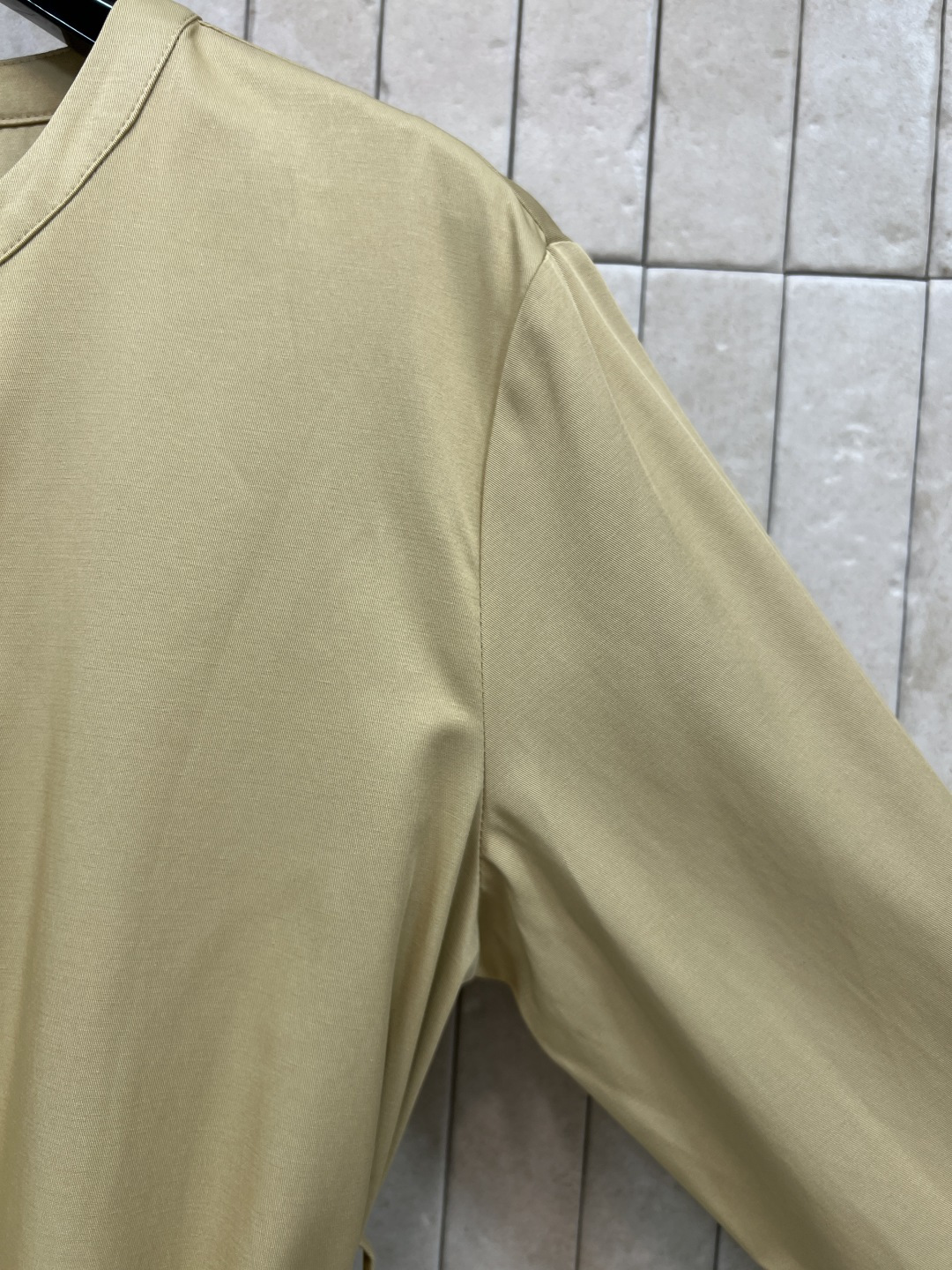 M家 26春夏新款 卡其色连衣裙 简约圆领设计 修饰颈部线条 腰部同色系皮腰带轻松收腰  面料舒适有垂感