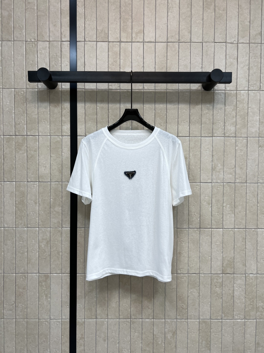 NO:790246,PD Home 26 new spring and summer style white short-sleeved T-shirt with triangle logo. Made of high-quality cotton. Soft and breathable. Round neck + loose fit. Simple and fashionable. The black triangle logo on the chest is very recognizable. It can be easily used for daily, sports and leisure. It is versatile with jeans or shorts. It is easy to get a high-end look. Three sizes in one color, S-M-L, dior, shorts, jeans, T-shirt, tees, t-shirt,19860909PD家 26春夏新款 三角标白色短袖T恤 采用高品质棉料 柔软透气 圆领+宽松版型 简约又时髦 胸前黑色三角标超有辨识度 日常、运动、休闲都能轻松驾驭 搭配牛仔裤或短裤都很百搭 轻松get高级感穿搭 一色三码S-M-L,,dior,shorts,jeans,T-shirt,tees，t-shirt,,Women's clothing