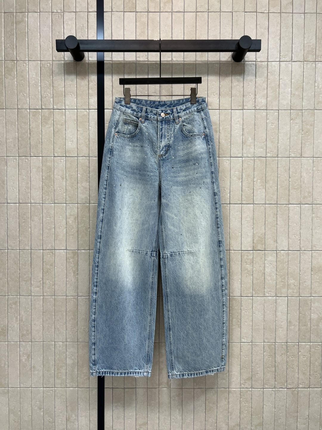 NO:790226,26 new spring and summer style scimitar jeans with scimitar cut + high waist and wide leg design. Slim and flattering legs. Pear-shaped body friendly. Denim fabric. Super comfortable to wear for daily commuting or leisure. Splicing details on trouser legs + natural wear, full of retro feel. Looks great with T-shirts, shirts and sweatshirts. One color and five codes. 26-27-28-29-30,,hoodie,sweatshirts,jeans,shirts,tees,t-shirt,1986090926春夏新款 烫钻弯刀牛仔裤 弯刀剪裁+高腰阔腿设计 显瘦又修饰腿型 梨形身材友好 牛仔面料 穿着超舒适 日常通勤或休闲 裤腿拼接细节+自然磨损,复古感满满 随便搭T恤、衬衫、卫衣都很出片 一色五码 26-27-28-29-30,,hoodie,sweatshirts,jeans,shirts,tees，t-shirt,,Women's clothing