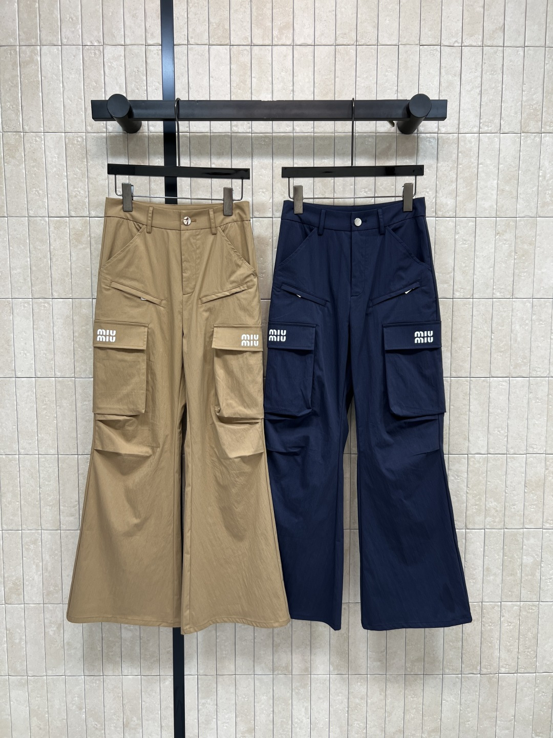 NO:790237,MIU's new spring and summer 26 high-waist workwear wide-leg pants in khaki and dark blue are super versatile, comfortable and breathable, multi-pocket design + brand logo embroidery, practical and recognizable!  The high-waisted wide-leg version modifies the leg shape and has a retro workwear style. It is perfect for daily casual or street wear. Pair it with a short top or sneakers to easily get a fashionable feel. Two colors and three sizes S-M-L,,miumiu,sneakers,19860909MIU家 26春夏新款 高腰工装阔腿裤 卡其色.深蓝色超百搭 穿着舒适又透气 多口袋设计+品牌logo刺绣 实用又有辨识度！高腰阔腿版型 修饰腿型 复古工装风 日常休闲或街头穿搭都很出彩 搭配短上衣或运动鞋 轻松get时髦感 两色三码 S-M-L,,miumiu,sneakers,,Women's clothing