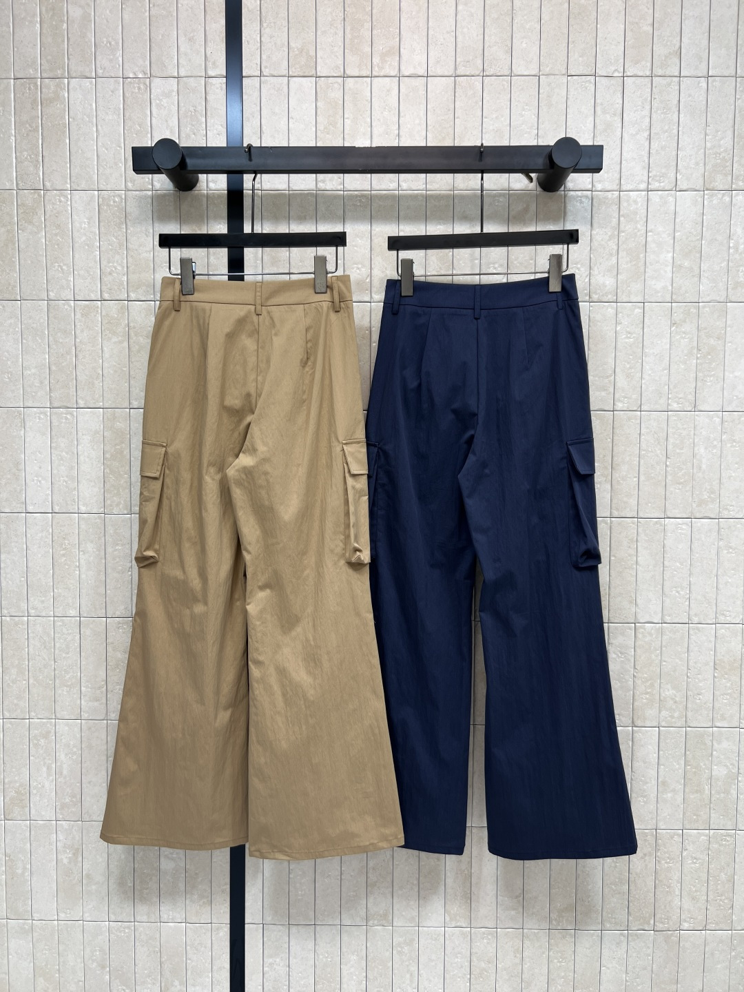 MIU家 26春夏新款 高腰工装阔腿裤 卡其色.深蓝色超百搭 穿着舒适又透气 多口袋设计+品牌logo刺