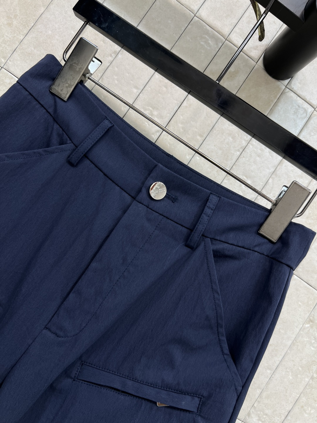 MIU家 26春夏新款 高腰工装阔腿裤 卡其色.深蓝色超百搭 穿着舒适又透气 多口袋设计+品牌logo刺