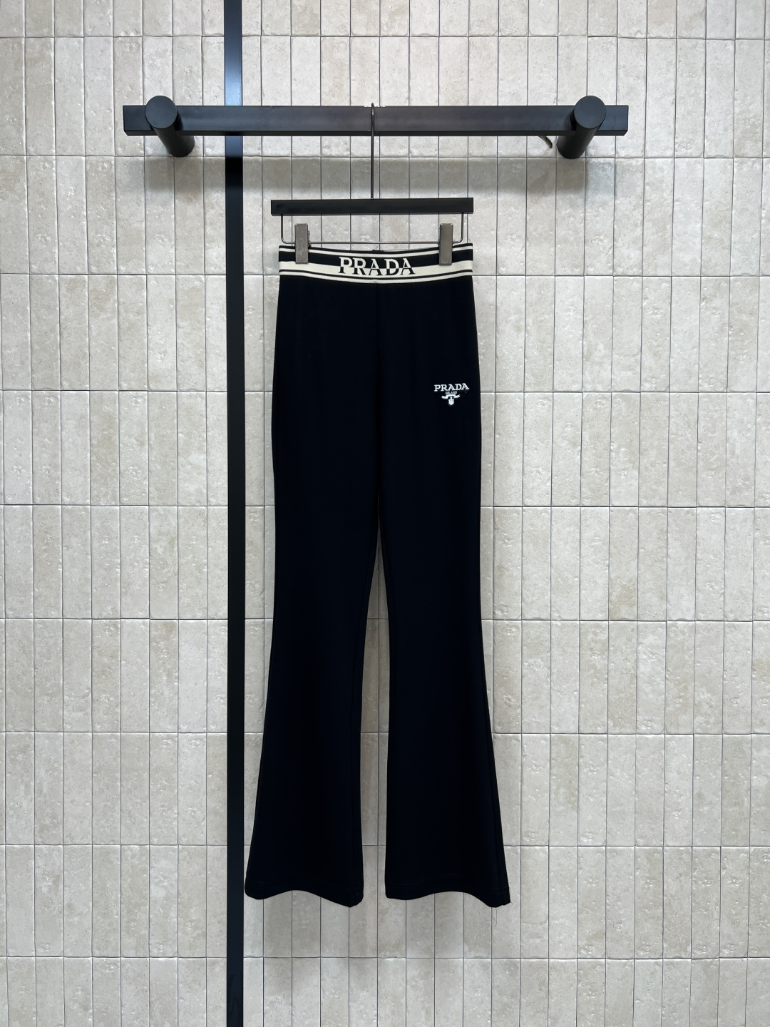 NO:790231,PD Home's 26 spring and summer new style black micro-flared knitted pants, high elastic knitted fabric, soft and comfortable, great drape!  Logo elastic band at the waist + classic triangle logo embroidery, perfect for recognition. Slightly flared design on the trouser legs, modifying the leg shape, making you look slimmer and taller. It can be easily worn in daily casual or sports style. Pair it with a short top or sweater to easily get a fashionable look. It is simple and textured. It is a must-have and versatile item!  One color, three sizes S-M-L,,dior,19860909PD家 26春夏新款 黑色微喇针织裤 高弹力针织面料 柔软舒适 垂感超赞！腰部logo松紧带+经典三角标刺绣 辨识度满分 裤腿微喇设计 修饰腿型 显瘦又显高 日常休闲或运动风都能轻松驾驭 搭配短款上衣或针织衫 轻松get时髦造型 简约又有质感 必备百搭单品！一色三码 S-M-L,,dior,,Women's clothing