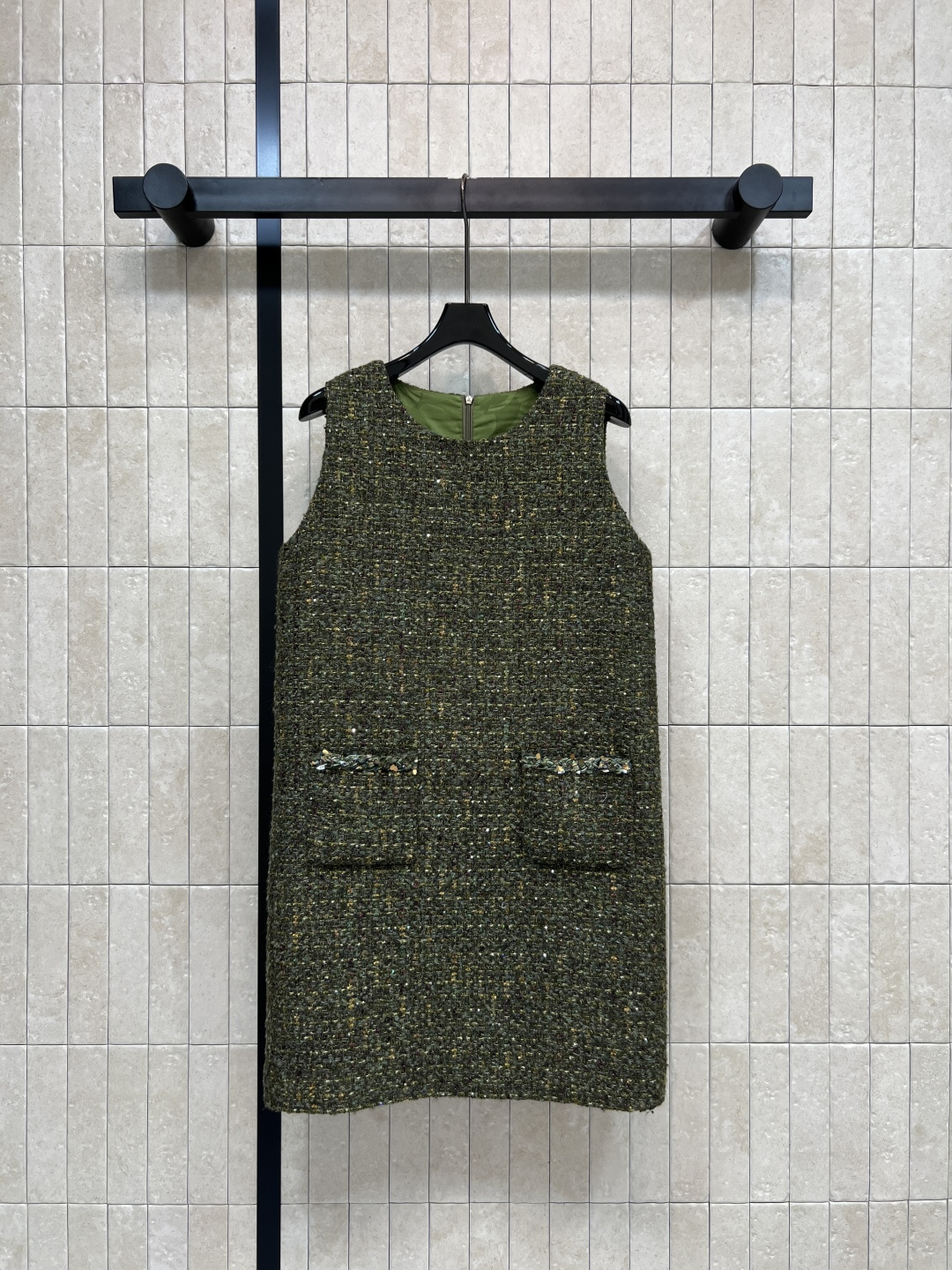 NO:790229,Xiaoxiangjia 26 spring and summer new style tweed sleeveless vest dress Made of blended knitted material, sequin embellishment, retro and luxurious, dark green main color, super atmospheric for autumn and winter wear, sleeveless vest design elongates the neck line, looks slim and elegant, double pockets on the skirt, practical and beautiful, can be easily controlled for commuting, parties, and daily life. It has both temperament and comfort. A must-have and versatile item for autumn and winter wardrobe. Three sizes in one color, S-M-L,,chanel,skirts,19860909小香家 26春夏新款 粗花呢无袖背心连衣裙 采用混纺针织材质 亮片点缀 复古又奢华 深绿色主色调 秋冬穿超有氛围感公 无袖背心设计拉长脖颈线条 显瘦又优雅 裙身双插口袋 实用又美观 通勤、聚会、日常都能轻松驾驭 气质与舒适兼备 秋冬衣橱必备百搭单品 一色三码 S-M-L,,chanel,skirts,,Women's clothing