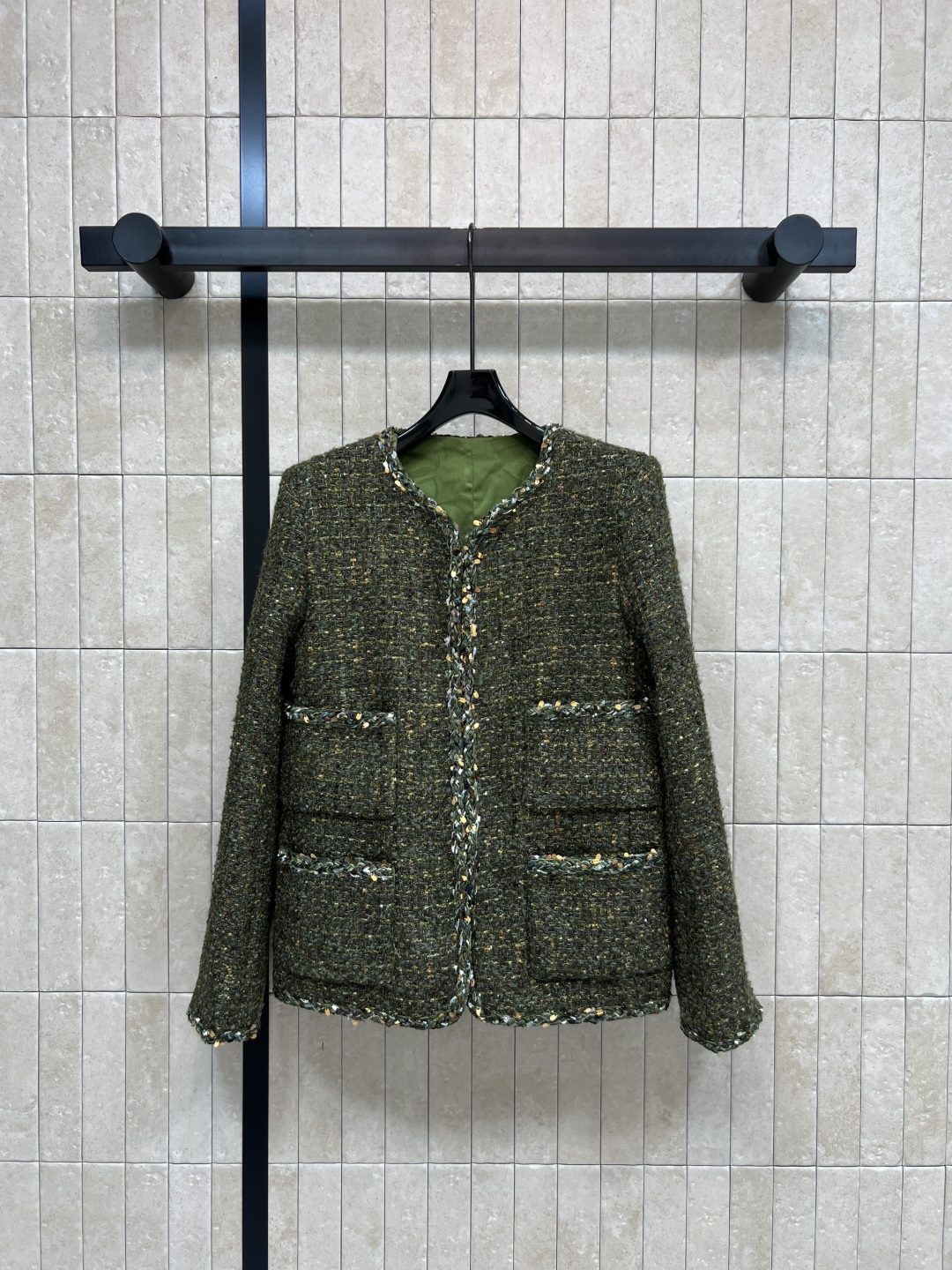 NO:790227,Xiaoxiangjia 26 spring and summer new style olive green tweed jacket Xiaoxiang style tweed jacket classic round neck + four pocket design simple and exquisite tweed blended material with a little rainbow webbing perfect texture!  The inside is lined with a green camellia pattern. It has a layered feel. It is very elegant for autumn and winter. The short version looks good with jeans or skirts. It can be easily used for commuting, parties and daily life. It is practical and fashionable. It is a must-have and versatile item for autumn and winter wardrobe!  One color and three sizes S-M-L,,chanel,skirts,jeans,jackets & coats,19860909小香家 26春夏新款 橄榄绿粗花呢外套 小香风粗花呢外套 经典圆领+四口袋设计 简约又精致汁 粗花呢混纺材质 带点彩虹织带 质感满分！里面绿色山茶花图案内衬 层次感up 秋冬穿超有气质 短款版型 搭牛仔裤or裙装都好看 通勤、聚会、日常都能轻松驾驭 实用又时髦 秋冬衣橱必备百搭单品！一色三码 S-M-L,,chanel,skirts,jeans,jackets & coats,,Women's clothing