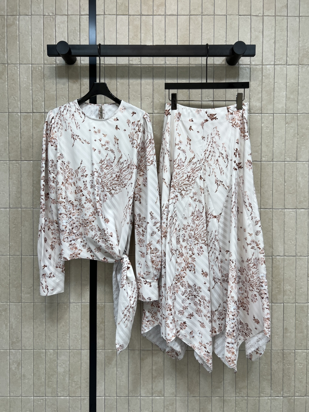 NO:790224,26 new spring and summer styles, floral fashionable suit, floral lace-up design top-irregular skirt, light and breathable, super comfortable to wear in spring and summer!  The irregular lace design adds a sense of layering, and the floral pattern is fresh and natural. It is suitable for daily commuting or leisure. It can be paired with a skirt of the same series. It has a full suit feel. It can also be paired with jeans or casual pants on its own. It can easily switch styles to meet the needs of various occasions ~ one color and three sizes S-M-L,,skirts,jeans,1986090926春夏新款 碎花时髦套装 碎花系带设计上衣-不规则半身裙 轻薄透气 春夏穿超舒服！不规则系带设计让层次感满满 碎花图案清新自然 日常通勤或休闲都很适合 搭配同系列半身裙 套装感十足 也能单独搭配牛仔裤或休闲裤 轻松切换风格 满足多场合穿搭需求~一色三码 S-M-L,,skirts,jeans,,Women's clothing