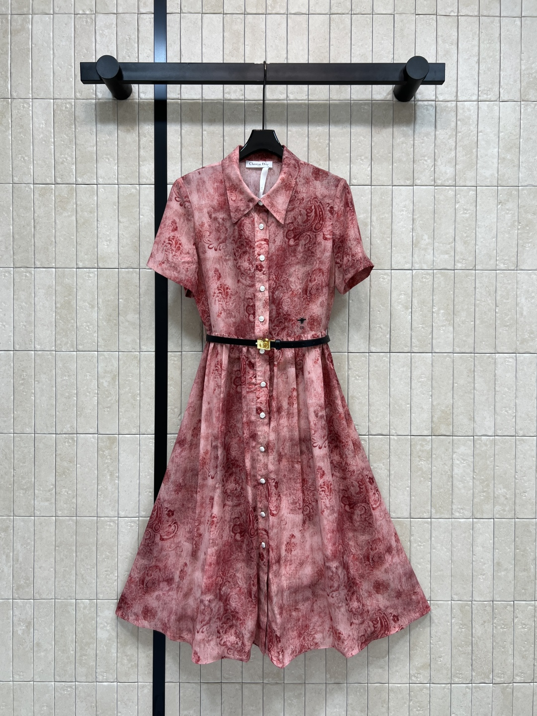 NO:790220,D Home 26 Spring and Summer New Style Retro pattern printed short-sleeved dress Single-breasted + shirt collar design Full points for elegant retro temperament Retro red jungle print Very atmospheric in spring and summer Adjustable belt Easily highlights the waistline The fabric is light and breathable Suitable for daily commuting or leisure. It looks great with high heels or flat shoes Three sizes in one color S-M-L, dior, flats, high heels, skirts, shirts, T-shirt,19860909D家 26春夏新款 复古花纹印花短袖连衣裙 单排扣+衬衫领设计 优雅复古气质满分 复古红色丛林印花 春夏穿超有氛围感 腰带可调 轻松凸显腰线 面料轻薄透气 日常通勤或休闲都很适合 搭配高跟鞋或平底鞋更都很出彩 一色三码 S-M-L,,dior,flats,high heels,skirts,shirts,T-shirt,,Women's clothing