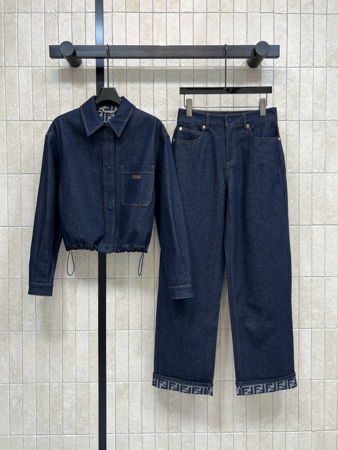 NO:790216,Jackets and trousers F home 26 spring and summer new styles Retro light luxury denim suit Lapel jacket + rolled straight jeans Classic and versatile The drawstring at the hem can be freely adjusted to tighten the waist easily to show proportions The high-waisted version elongates the leg line The straight trousers shape modifies the leg shape Classic FF jacquard design inside The whole set can be paired with white shoes or boots for daily outings, commuting and leisure, comfortable and not casual  One color and three sizes S-M-L,,fendi,boots,jeans,jackets & coats,jackets & coats,19860909外套长裤F家 26春夏新款 复古轻奢牛仔套装 翻领夹克外套+卷边直筒牛仔裤 经典百搭 衣摆抽绳可自由调节松紧 轻松收腰显比例 高腰版型拉长腿部线条 直筒裤型修饰腿型 里面经典FF提花设计 整套搭配小白鞋或短靴 日常出街 通勤休闲 舒适且不随意 一色三码S-M-L,,fendi,boots,jeans,jackets & coats,jackets & coats,,Women's clothing