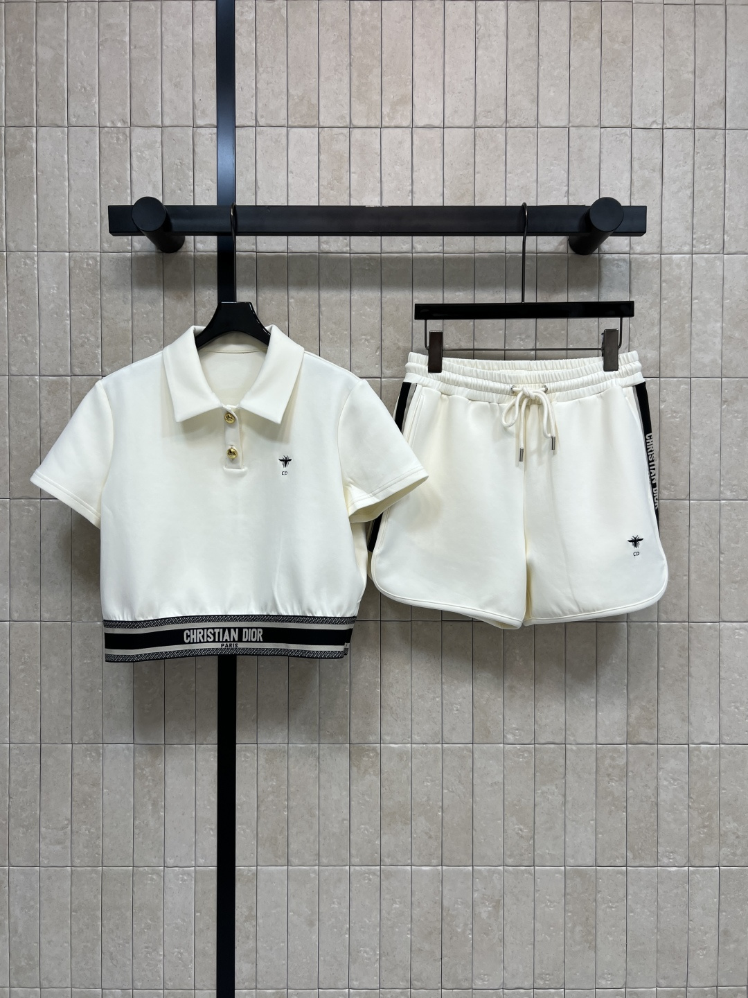 NO:790211,D Home 26 new spring and summer style Little Bee embroidered sports suit, short-sleeved Polo shirt + elastic waist shorts, simple and detailed!  The bee embroidery on the chest of the Polo shirt is super exquisite. The logo on the hem is highly recognizable. The shorts are of the same design. The material is light and breathable. It is super comfortable to wear in summer ~ it can be easily controlled in daily street, sports and leisure. It is fashionable and practical. It is easy to get high-end sports style! Two colors and three sizes S-M-L, dior, shorts, T-shirt,19860909D家 26春夏新款 小蜜蜂刺绣运动套装 短袖Polo衫+松紧腰短裤 简约又有细节感！Polo衫胸前小蜜蜂绣超精致 下摆logo字样辨识度满分 短裤同款设计 材质轻盈透气 夏天穿超舒服~日常出街、运动、休闲都能轻松驾驭 时髦又实用 轻松get高级运动风!两色三码 S-M-L,,dior,shorts,T-shirt,,Women's clothing