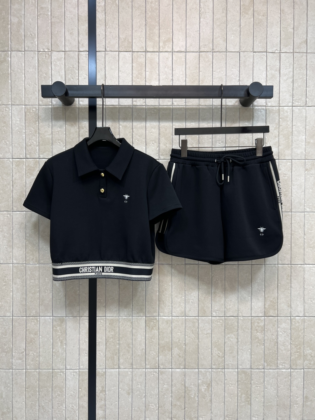 NO:790207,D Home 26 new spring and summer style Little Bee embroidered sports suit, short-sleeved Polo shirt + elastic waist shorts, simple and detailed!  The bee embroidery on the chest of the Polo shirt is super exquisite. The logo on the hem is highly recognizable. The shorts are of the same design. The material is light and breathable. It is super comfortable to wear in summer ~ it can be easily controlled in daily street, sports and leisure. It is fashionable and practical. It is easy to get high-end sports style! Two colors and three sizes S-M-L, dior, shorts, T-shirt,19860909D家 26春夏新款 小蜜蜂刺绣运动套装 短袖Polo衫+松紧腰短裤 简约又有细节感！Polo衫胸前小蜜蜂绣超精致 下摆logo字样辨识度满分 短裤同款设计 材质轻盈透气 夏天穿超舒服~日常出街、运动、休闲都能轻松驾驭 时髦又实用 轻松get高级运动风!两色三码 S-M-L,,dior,shorts,T-shirt,,Women's clothing