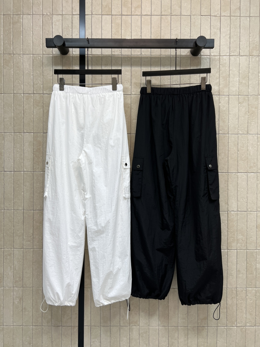 CE家 26春夏新款 多口袋工装裤 采用轻薄速干面料 透气又舒适 夏天穿超清爽 高腰宽松直筒设计 显瘦遮