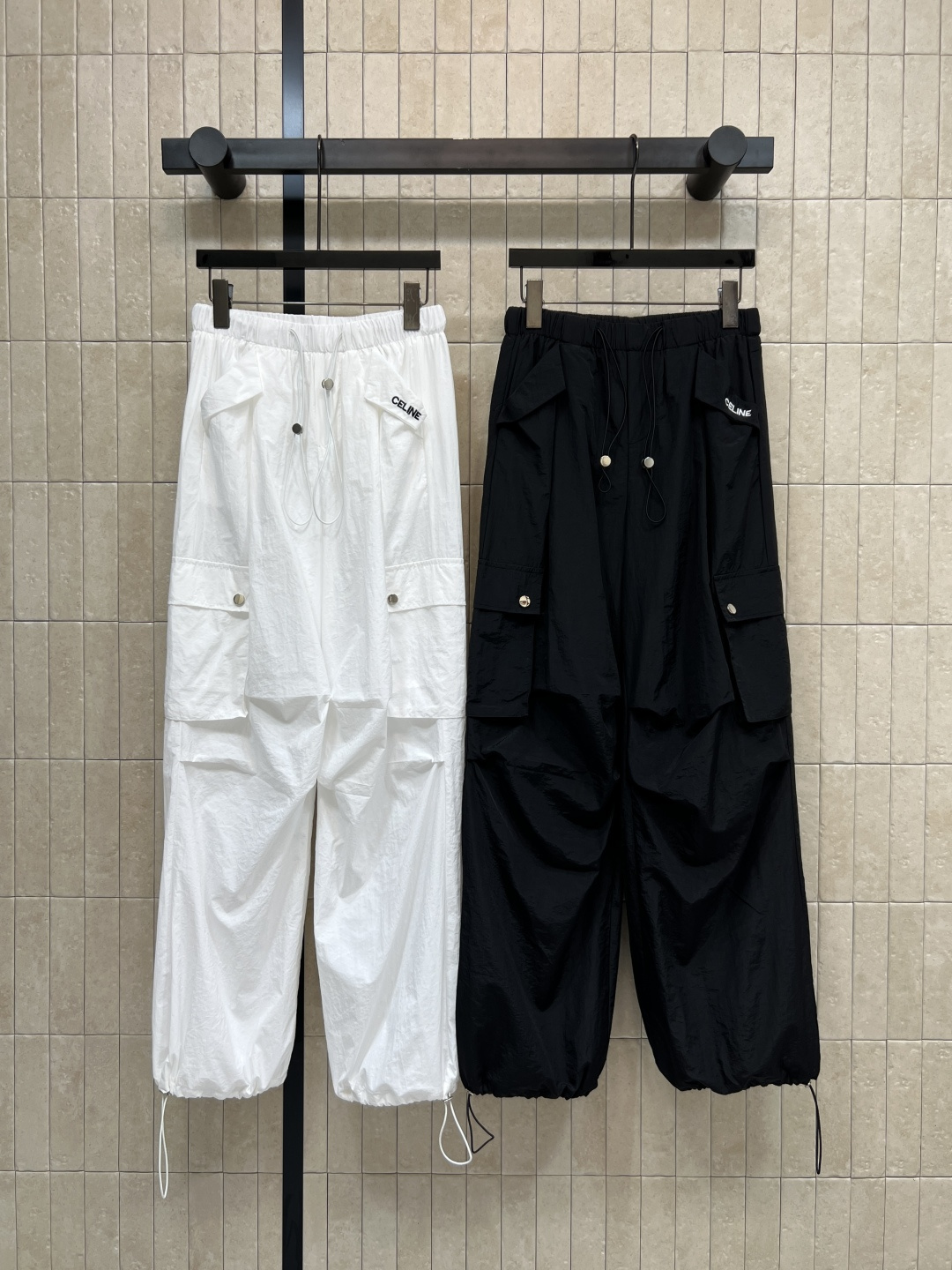 NO:790212,CE Home 26 new spring and summer multi-pocket overalls. Made of light and quick-drying fabric. Breathable and comfortable. Super refreshing to wear in summer. High-waisted, loose straight design. Slimming and covering the flesh. Friendly for pear-shaped figures and small people. Large pockets + metal buckles. Practical and American street style. Adjustable leg drawstring. Can be easily matched for commuting, outdoor and leisure. Very stylish with T-shirts and sneakers. Two colors and three sizes.  S-M-L,,sneakers,tees,t-shirt,19860909CE家 26春夏新款 多口袋工装裤 采用轻薄速干面料 透气又舒适 夏天穿超清爽 高腰宽松直筒设计 显瘦遮肉 梨形身材和小个子都友好 大口袋+金属扣 实用又有美式街头感 束脚抽绳可调节 通勤、户外、休闲都能轻松驾驭百搭 随便配T恤、运动鞋就很有型 两色三码 S-M-L,,sneakers,tees，t-shirt,,Women's clothing