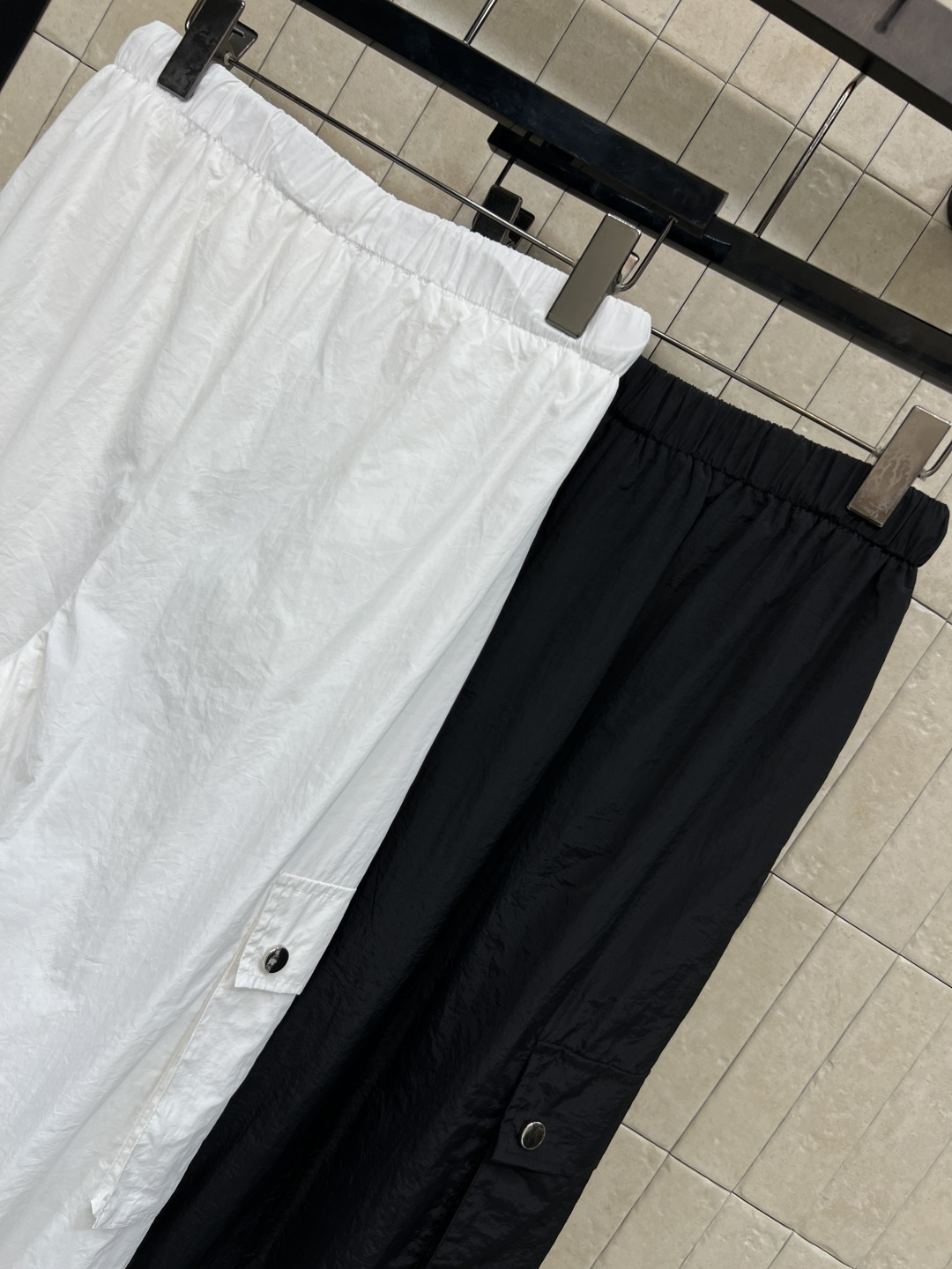 CE家 26春夏新款 多口袋工装裤 采用轻薄速干面料 透气又舒适 夏天穿超清爽 高腰宽松直筒设计 显瘦遮