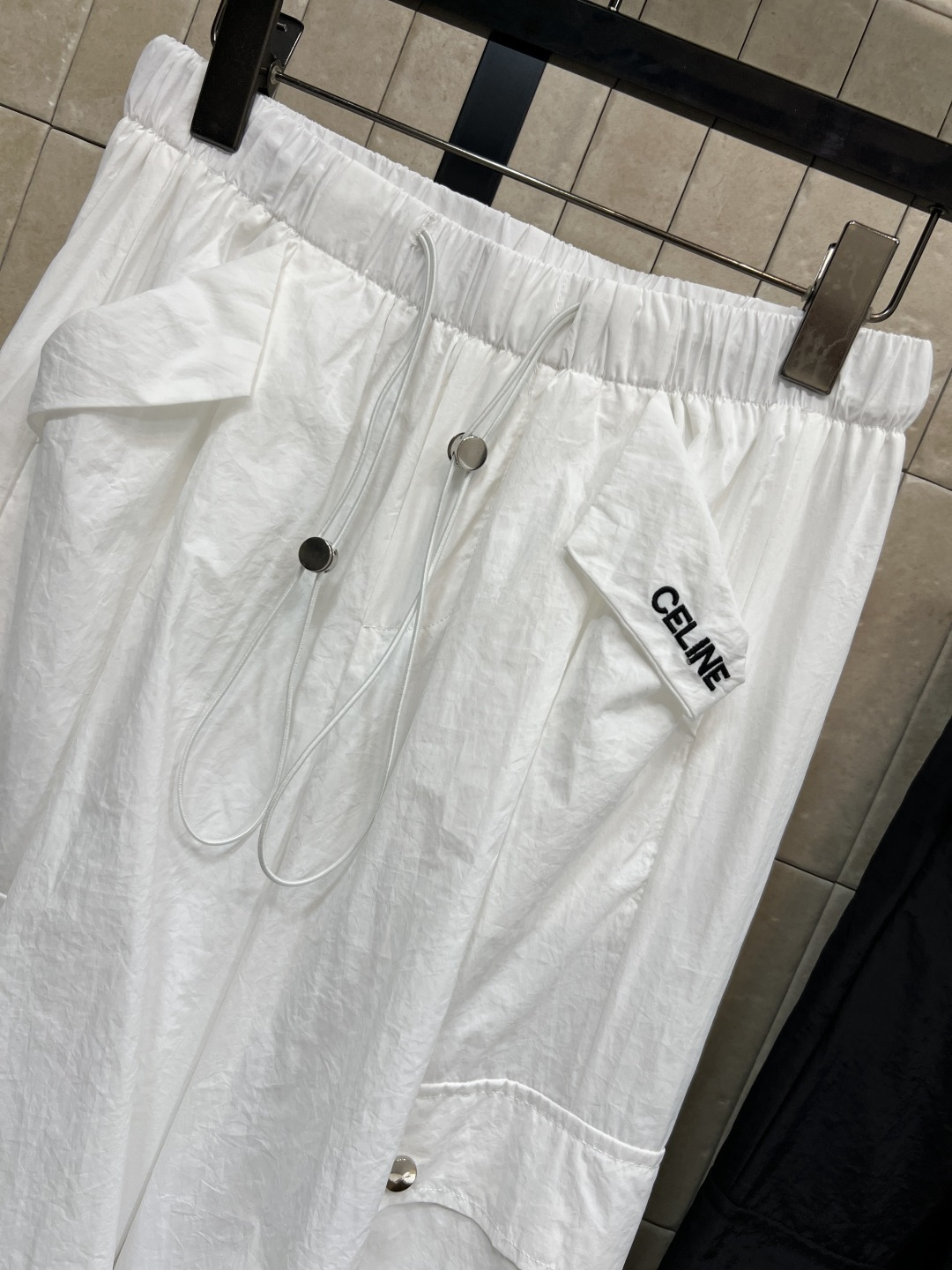 CE家 26春夏新款 多口袋工装裤 采用轻薄速干面料 透气又舒适 夏天穿超清爽 高腰宽松直筒设计 显瘦遮