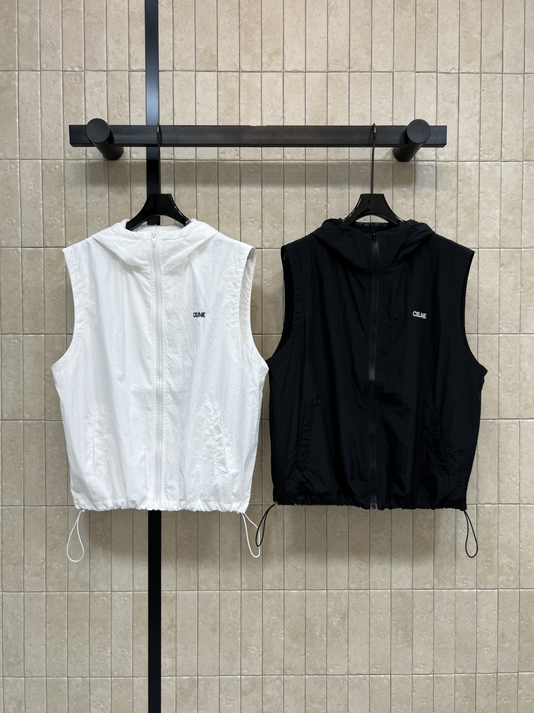 NO:790208,CE Home 26 Spring and Summer New Style Hooded Waist Vest Jacket Thin and quick-drying fabric Waterproof, windproof and breathable Sleeveless design + hooded zipper Easy to put on and take off Adjustable drawstring at the hem Easily adapts to various body shapes Simple workwear style OK with T-shirts and sweatshirts, easy to control for hiking and commuting Practical and fashionable Two colors and three sizes S-M-L, hoodie, sweatshirts, jackets &  coats,tees,t-shirt,hats,19860909CE家 26春夏新款 连帽收腰马甲 外套 轻薄速干面料 防水防风又透气 无袖设计+连帽拉链 穿脱方便 下摆抽绳可调节 轻松适配各种身材 简约工装风 搭配T恤、卫衣都很OK,徒步 通勤 都能轻松驾驭 实用又时髦 两色三码S-M-L,,hoodie,sweatshirts,jackets & coats,tees，t-shirt,hats,,Women's clothing
