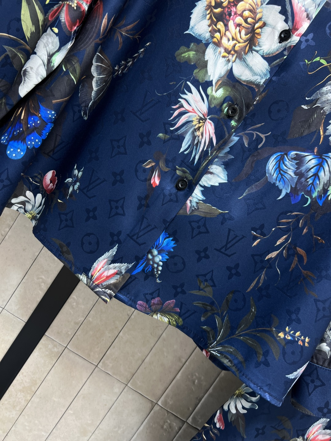 L家 26春夏新款  深蓝色印花套装 翻领衬衫+阔腿裤 手感顺滑 穿着超舒适 花卉印花设计 色彩丰富艺术