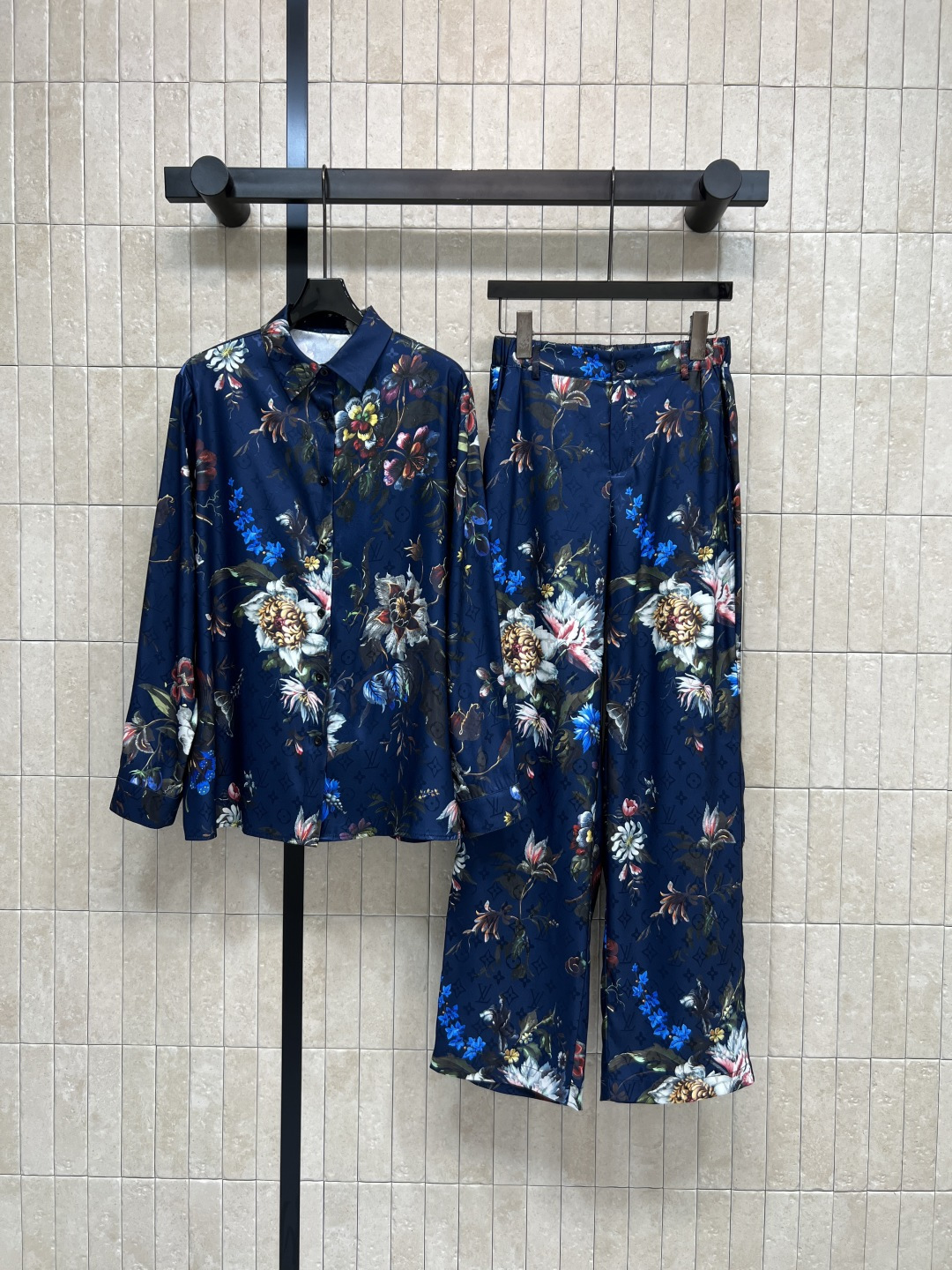 NO:790195,L's 26 spring and summer new model, dark blue printed suit, lapel shirt + wide-leg pants, smooth to the touch, super comfortable to wear, floral print design, colorful and artistic, easy to wear in daily or formal occasions, loose fit, tolerant, looks more advanced when paired with trousers from the same series, silk material is breathable and luxurious, easy to create an elegant and fashionable look, four sizes in one color, S-M-L-XL,, louis vuitton, shirts, real silk,19860909L家 26春夏新款 深蓝色印花套装 翻领衬衫+阔腿裤 手感顺滑 穿着超舒适 花卉印花设计 色彩丰富艺术感满满 日常或正式场合都能轻松驾驭 宽松版型 包容性强 搭配同系列裤装更显高级感 真丝材质透气又轻奢 轻松打造优雅时尚造型 一色四码S-M-L-XL,,louis vuitton,shirts,real silk,,Women's clothing
