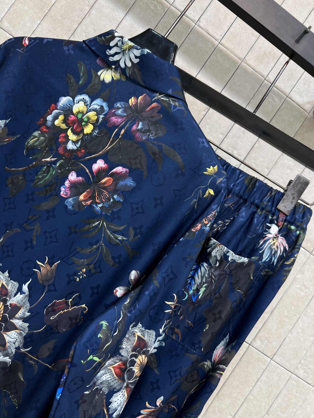 L家 26春夏新款  深蓝色印花套装 翻领衬衫+阔腿裤 手感顺滑 穿着超舒适 花卉印花设计 色彩丰富艺术