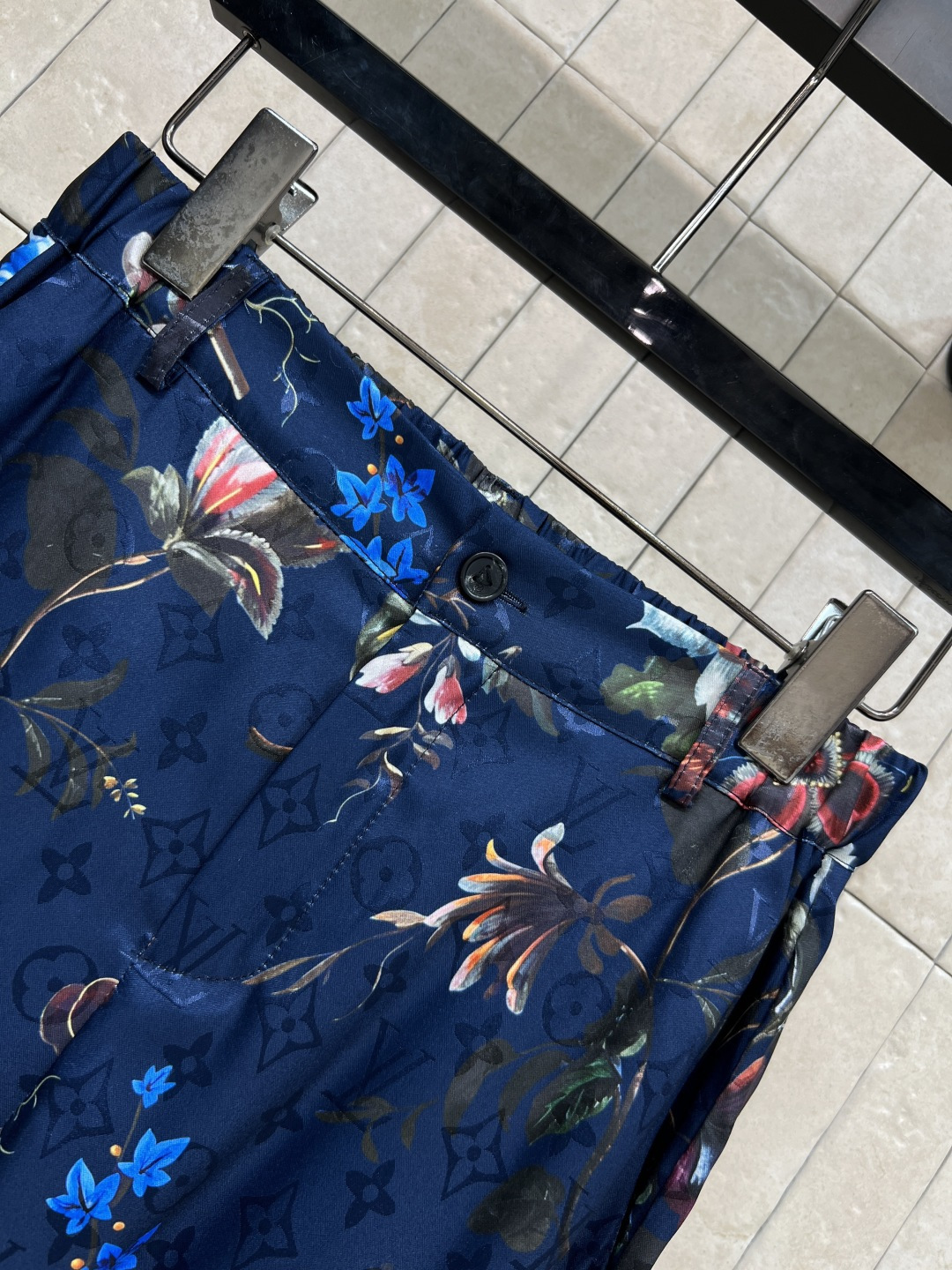 L家 26春夏新款  深蓝色印花套装 翻领衬衫+阔腿裤 手感顺滑 穿着超舒适 花卉印花设计 色彩丰富艺术
