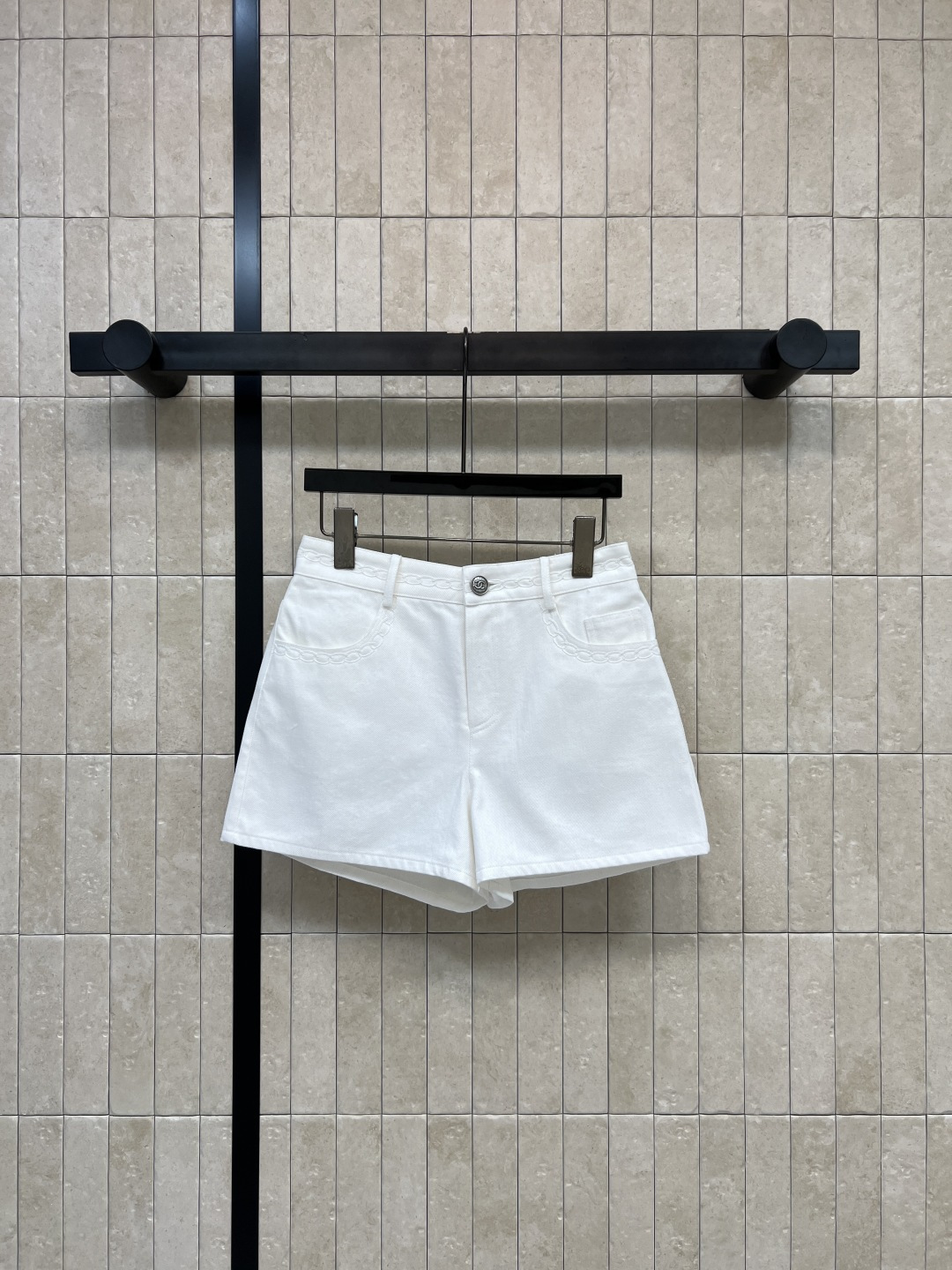 NO:790917,Xiaoxiangjia 26 spring and summer new style high-waisted denim shorts, skin-friendly, breathable and super comfortable to wear in summer. High waist + A-line wide leg design, slimming and long legs. Friendly for small pear-shaped figures. Exquisite embroidery on the waistband. Full details. Can be worn with T-shirts or shirts. Can be worn for commuting and leisure. Three sizes in one color, S-M-L,,chanel,shorts,shirts,tees,t-shirt,19860909小香家 26春夏新款 高腰牛仔短裤 亲肤透气夏天穿超舒服 高腰+A字阔腿设计 显瘦显腿长 小个子梨形身材友好 裤腰有精致刺绣 细节满分 随便配T恤、衬衫都OK 通勤休闲都能穿 一色三码 S-M-L,,chanel,shorts,shirts,tees，t-shirt,,Women's clothing