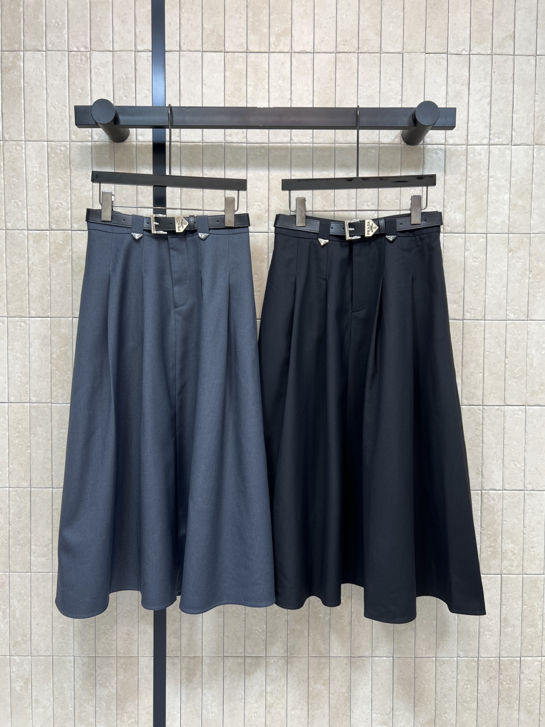 NO:790920,PD Home 26 new spring and summer style high-waisted suit skirt, custom suit drape fabric, with triangular logo leather belt, A-line version to modify the waist and hips, slimming and mid-length design that covers the flesh, can be easily used in commuting, daily, and formal occasions. It looks great with shirts, sweaters or T-shirts and can easily switch between multiple styles. Two colors and three codes, S-M-L, dior, skirts, shirts, tees, t-shirt, business suit,19860909PD家 26春夏新款 高腰西装半身裙 定制西装垂坠感面料 配三角标皮革腰带 A字版型修饰腰胯 显瘦遮肉中长款设计 通勤、日常、正式场合都能轻松驾驭 搭配衬衫、针织衫或T恤都很出彩轻松切换多种风格 两色三码 S-M-L,,dior,skirts,shirts,tees，t-shirt,business suit,,Women's clothing