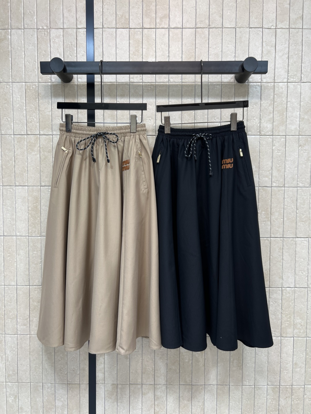 NO:790897,MIU's 26 new spring and summer style elastic waist sports skirt. Light and breathable fabric. High waist elastic + drawstring design. Fits and feels comfortable. A-line skirt is loose and slimming. Perfect space for movement. Zipper pockets on both sides are super practical. OK for daily commuting and leisure. Versatile colors. Looks great with T-shirts, shirts, and sneakers. Easily switch styles. Two colors and three codes.  S-M-L,,miumiu,sneakers,skirts,shirts,tees,t-shirt,19860909MIU家 26春夏新款 松紧腰运动半身裙 轻薄透气面料 高腰松紧+抽绳设计 贴合又自在 A字裙摆宽松显瘦 活动空间满分 两侧拉链口袋超实用 日常通勤、休闲都OK 颜色百搭 随便配T恤、衬衫、运动鞋都很出彩 轻松切换风格 两色三码 S-M-L,,miumiu,sneakers,skirts,shirts,tees，t-shirt,,Women's clothing