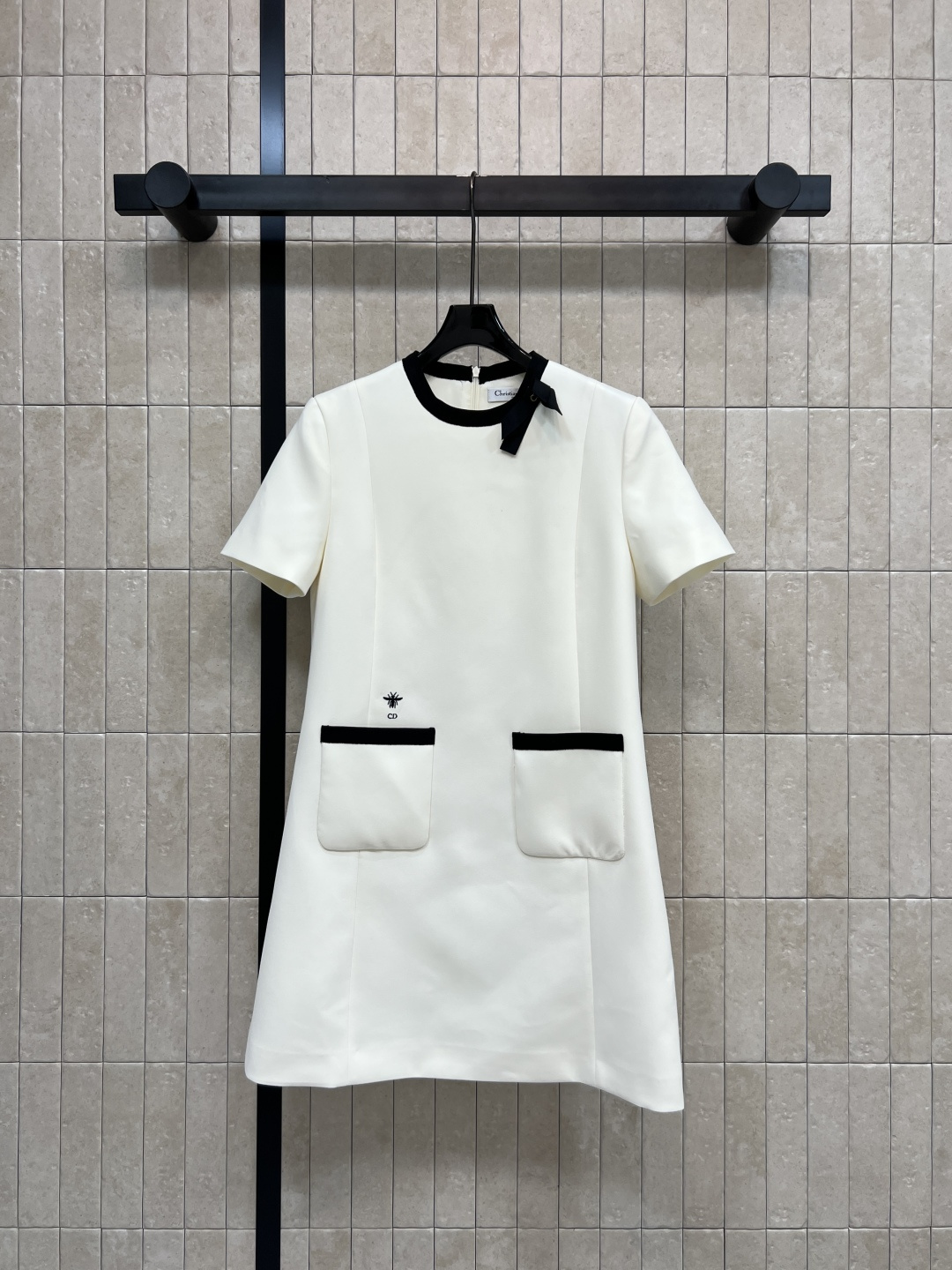 NO:790921,D Home 26 new spring and summer style round neck short-sleeved dress with contrasting colors. Xiaoxiangfeng dress is mainly off-white. Black contrasting collar + bow design. Simple and advanced. Straight cut + double pockets. Practical and detailed. The fabric is crisp and comfortable. Perfect for spring and summer!  It can be easily worn for commuting, afternoon tea, and parties. Pair it with a fisherman hat or a small bag for vacation style. One color and three sizes S-M-L, dior, espadrilles, skirts, T-shirt, hats,19860909D家 26春夏新款 圆领撞色短袖连衣裙 小香风连衣裙主打米白色 黑色撞色领口+蝴蝶结设计 简约又高级 直筒剪裁+双口袋 实用又有细节感 面料挺括舒适 春夏穿超合适！通勤、下午茶、聚会都能轻松驾驭 搭配渔夫帽或小包度假风get 一色三码 S-M-L,,dior,espadrilles,skirts,T-shirt,hats,,Women's clothing