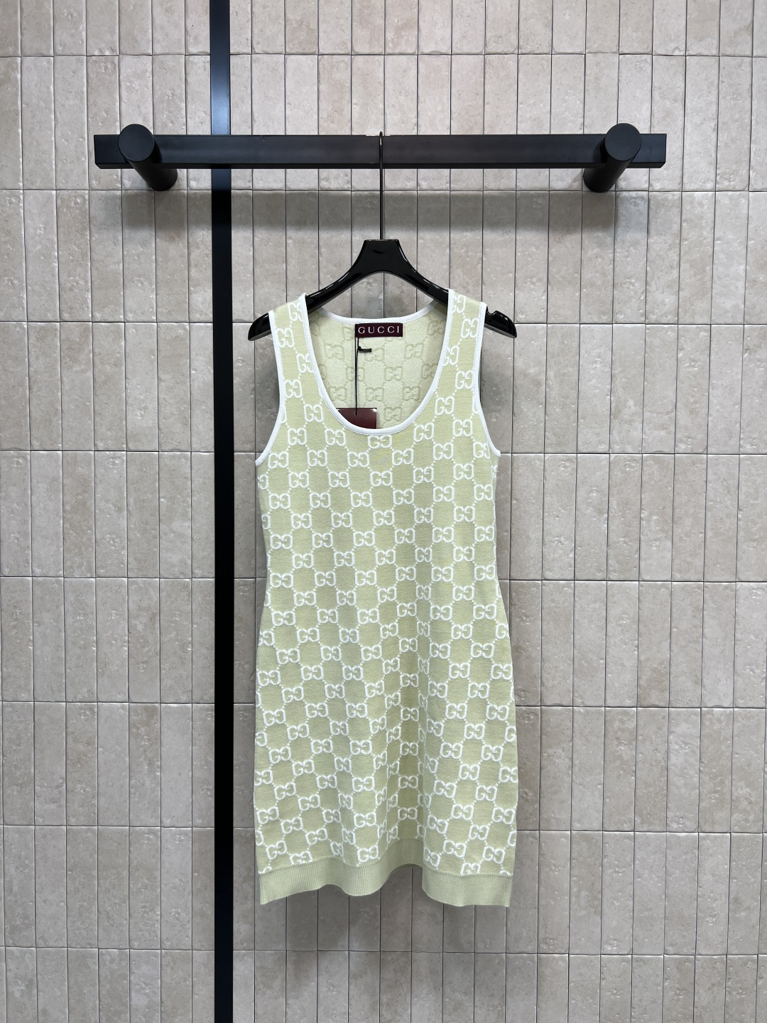 NO:790903,G Home's 26 spring and summer new model, avocado green GG jacquard knitted tank top, made of soft knitted fabric, fully printed with double G presbyopia pattern, fresh and retro A-line version is super friendly for pear-shaped figures, covers the flesh and lengthens the legs, looks great when worn alone or layered with T-shirts, easily switch between hot girl style or commuting style, avocado green color has its own cooling effect, match with armpit bag or sandals to easily get a summer atmosphere, three codes in one color  S-M-L,,gucci,sandals,skirts,tees,t-shirt,19860909G家 26春夏新款 牛油果绿GG提花针织背心裙 采用柔软针织面料 满印双G老花图案 清新又复古A字版型对梨形身材超友好 遮肉显腿长 单穿或叠搭T恤都很出彩 轻松切换辣妹风or通勤风 牛油果绿配色自带降温感 搭配腋下包或凉鞋轻松get夏日氛围感穿搭 一色三码 S-M-L,,gucci,sandals,skirts,tees，t-shirt,,Women's clothing