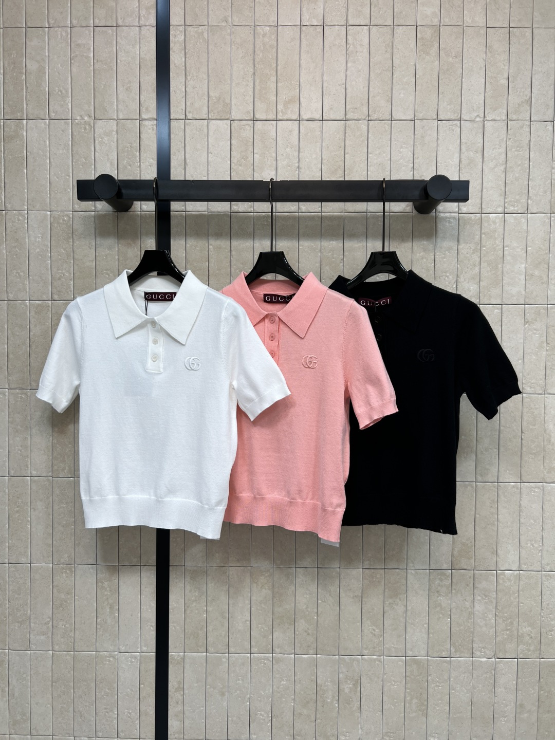 NO:790909,G Home 26 new spring and summer POLO collar knitted short-sleeved T-shirt. It is skin-friendly and breathable. It is super comfortable to wear in spring and summer. Classic lapel + three buttons. The double G embroidery on the chest is very recognizable. The fit is slim and not tight. It can be easily used for commuting, dating and daily life. It goes well with skirts or jeans ~ versatile college style or simple style. It is a must-have and practical item in the wardrobe. Three colors and three codes  S-M-L,,gucci,skirts,jeans,T-shirt,tees,t-shirt,19860909G家 26春夏新款 POLO领针织短袖T恤 亲肤又透气 春夏穿超舒服 经典翻领+三颗纽扣 胸前双G刺绣超有辨识度 版型修身不紧绷 通勤、约会、日常都能轻松驾驭 搭配半裙或牛仔裤都很出彩～百搭学院风or简约风随心切换 是衣橱必备实用单品 三色三码 S-M-L,,gucci,skirts,jeans,T-shirt,tees，t-shirt,,Women's clothing