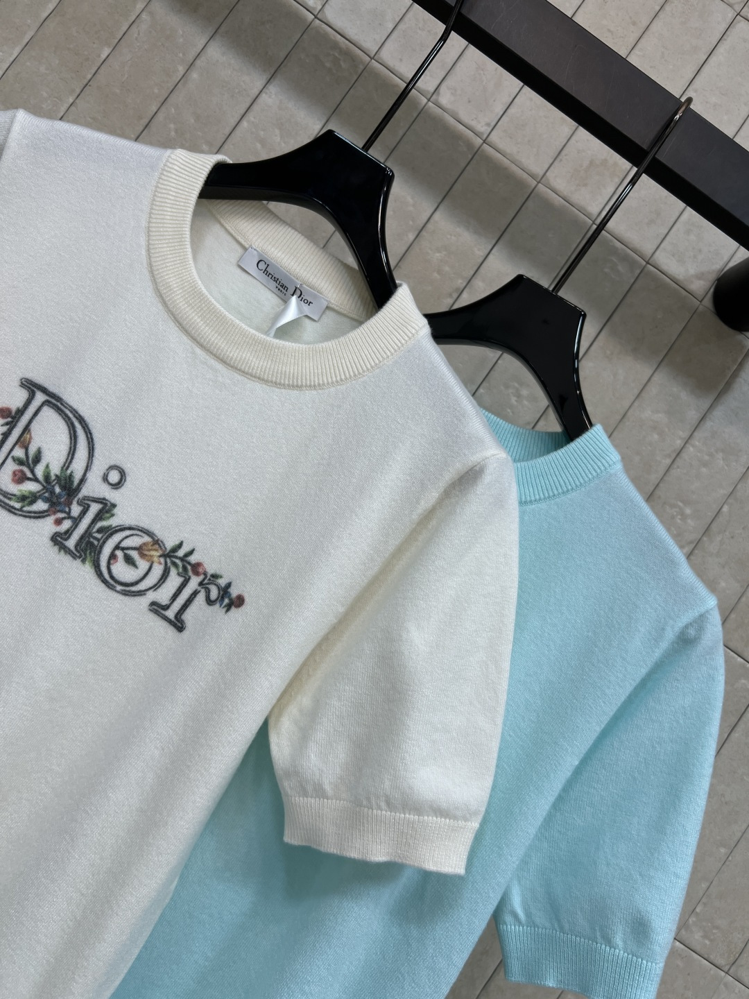 D家 26春夏新款 logo刺绣针织短袖T恤 穿着舒适透气 正面品牌刺绣+植物元素 细节满分 宽松版型 
