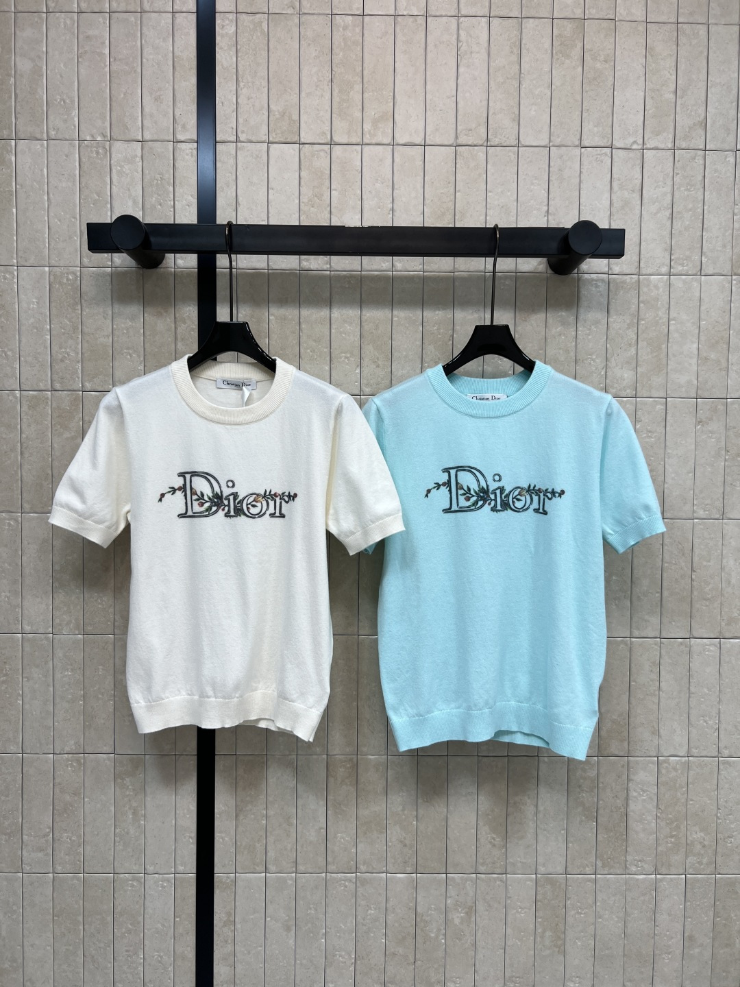 NO:790915,D's new spring and summer 26 logo embroidered knitted short-sleeved T-shirt. Comfortable and breathable to wear. Brand embroidery on the front + plant elements. Perfect details. The loose fit accommodates a variety of body shapes. Fresh and versatile. It is very stylish when worn with jeans or casual pants ~ can be easily used for daily outings and vacations. Fashionable and practical. Two colors and three sizes. S-M-L, dior, jeans, T-shirt, tees, t-shirt,19860909D家 26春夏新款 logo刺绣针织短袖T恤 穿着舒适透气 正面品牌刺绣+植物元素 细节满分 宽松版型包容多种身材 清新百搭 随手搭牛仔裤或休闲裤都很有型～日常出街、度假都能轻松驾驭 时尚又实用 两色三码 S-M-L,,dior,jeans,T-shirt,tees，t-shirt,,Women's clothing