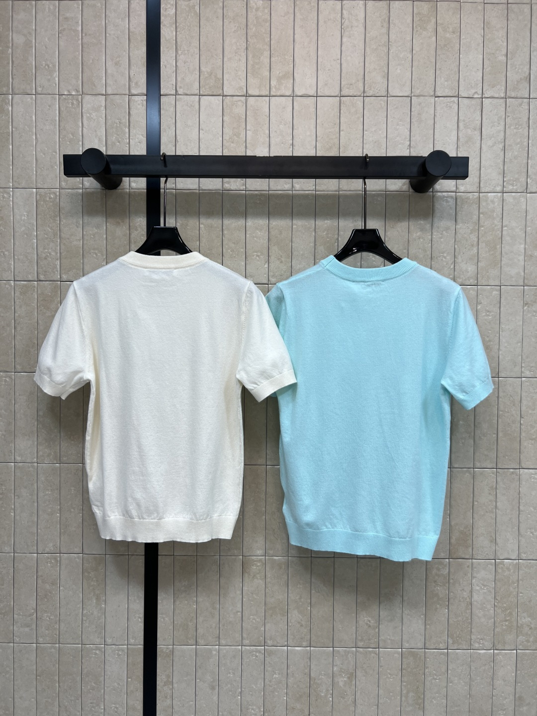 D家 26春夏新款 logo刺绣针织短袖T恤 穿着舒适透气 正面品牌刺绣+植物元素 细节满分 宽松版型 