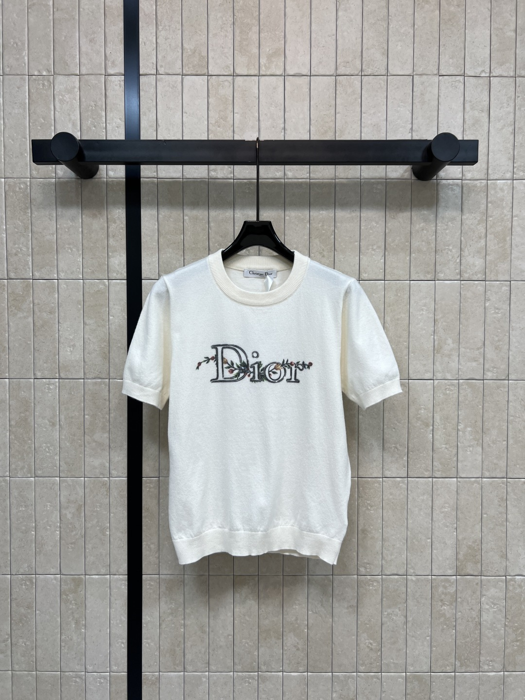 D家 26春夏新款 logo刺绣针织短袖T恤 穿着舒适透气 正面品牌刺绣+植物元素 细节满分 宽松版型 