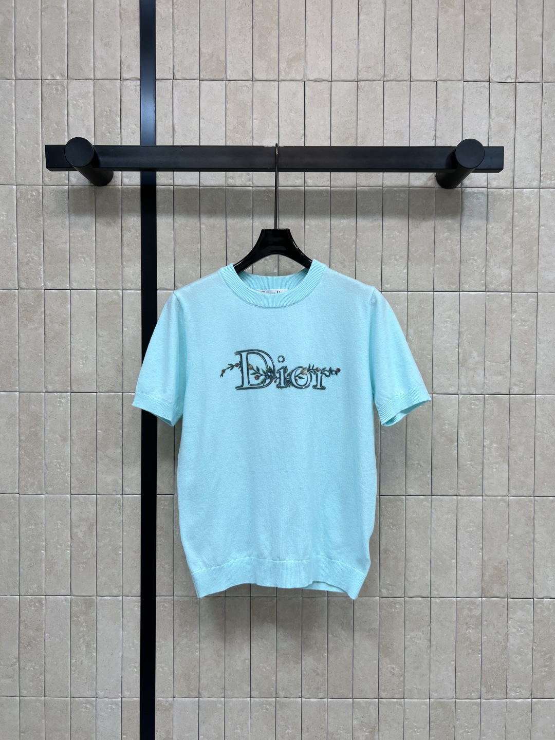 D家 26春夏新款 logo刺绣针织短袖T恤 穿着舒适透气 正面品牌刺绣+植物元素 细节满分 宽松版型 