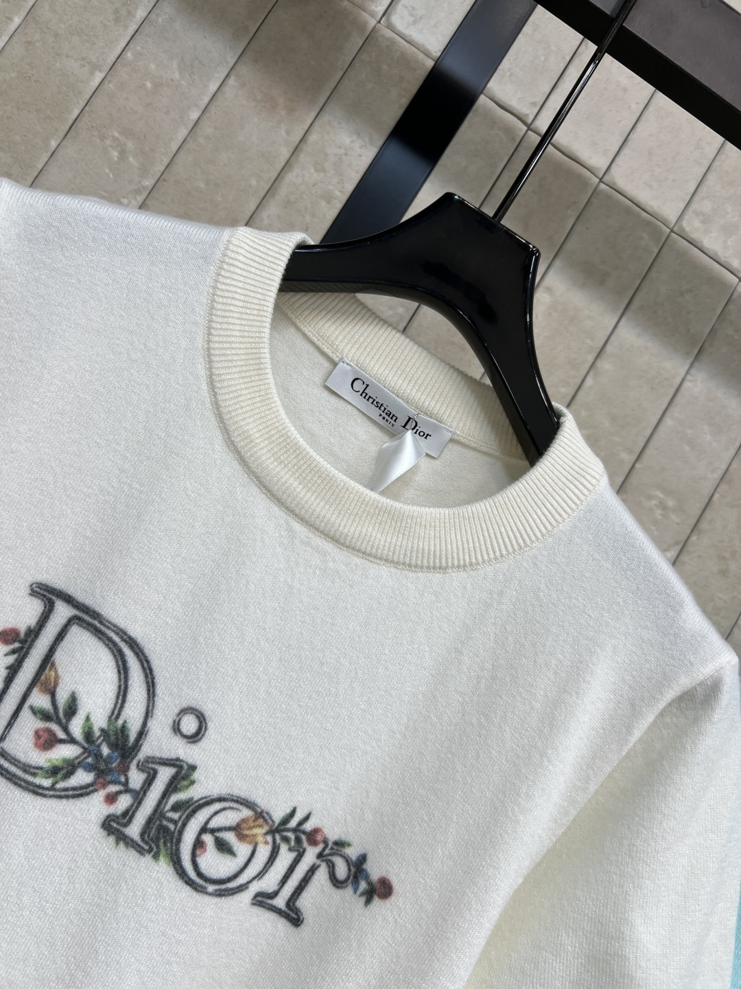 D家 26春夏新款 logo刺绣针织短袖T恤 穿着舒适透气 正面品牌刺绣+植物元素 细节满分 宽松版型 