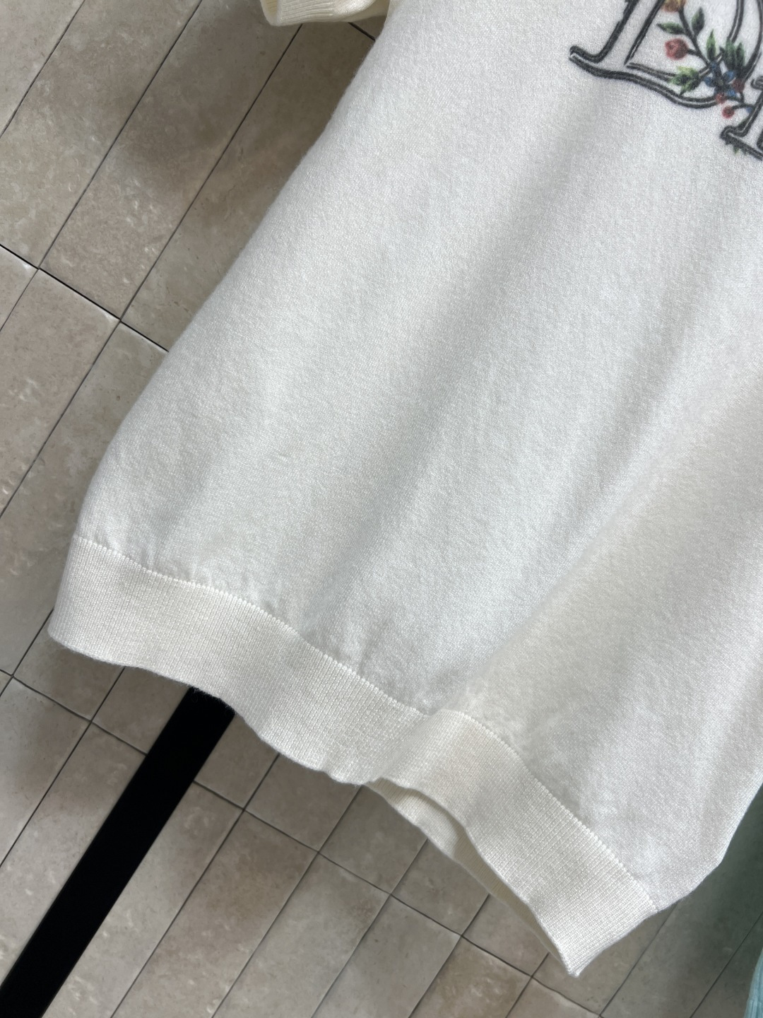 D家 26春夏新款 logo刺绣针织短袖T恤 穿着舒适透气 正面品牌刺绣+植物元素 细节满分 宽松版型 