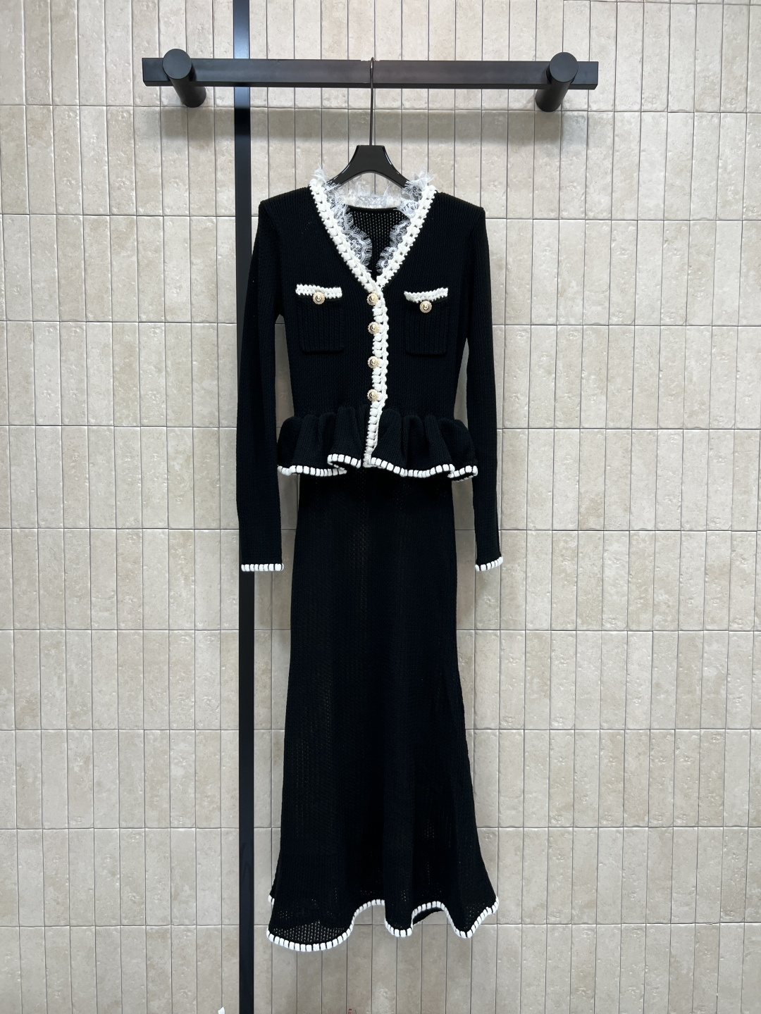 NO:790924,Self's 26 spring and summer new style, contrasting trimmed knitted dress, black knitted + white lace, full of elegant retro temperament, V-neck + gold buttons, super layered fishtail ruffles, fishtail skirt at the bottom, slim and revealing curves, can easily be used for commuting, dating, and banquets, and can easily achieve the ladylike style get!  The pearl details are exquisite. The black and white color scheme is classic and versatile. It looks good with any combination ~ one color and three sizes S-M-L, fendi, skirts,19860909Self家 26春夏新款 撞色饰边针织套连衣裙 黑色针织+白色花边 优雅复古气质满分 V领+金色纽扣 鱼尾荷叶边超有层次感 下装鱼尾裙摆 修身显曲线 通勤、约会、宴会都能轻松驾驭 名媛风get！珍珠细节精致 黑白配色经典百搭 怎么搭都好看~一色三码 S-M-L,,fendi,skirts,,Women's clothing