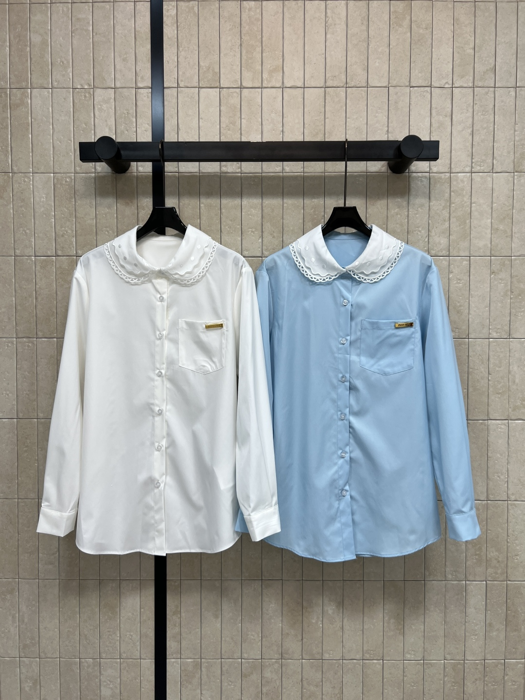 NO:790928,MIU Home 26 Spring and Summer New Style Round-neck lace shirt, organza lace design is super age-reducing, full of college style, light and breathable fabric, white, fresh and versatile, easy to use for daily commuting or campus, small chest pocket + metal logo sign, full of details, long-sleeved design is practical and beautiful, looks great with skirts or jeans, easy to get sweet or casual style, two colors and three sizes S-M-L,,miumiu,skirts,jeans,shirts,19860909MIU家 26春夏新款 圆领蕾丝衬衫 欧根纱花边设计超减龄 学院风满满 轻薄透气面料 白色清新百搭 日常通勤或校园都能轻松驾驭 胸前小口袋+金属logo标牌 细节感拉满 长袖设计实用又美观 搭配半裙或牛仔裤都很出彩 轻松get甜美or休闲风 两色三码 S-M-L,,miumiu,skirts,jeans,shirts,,Women's clothing