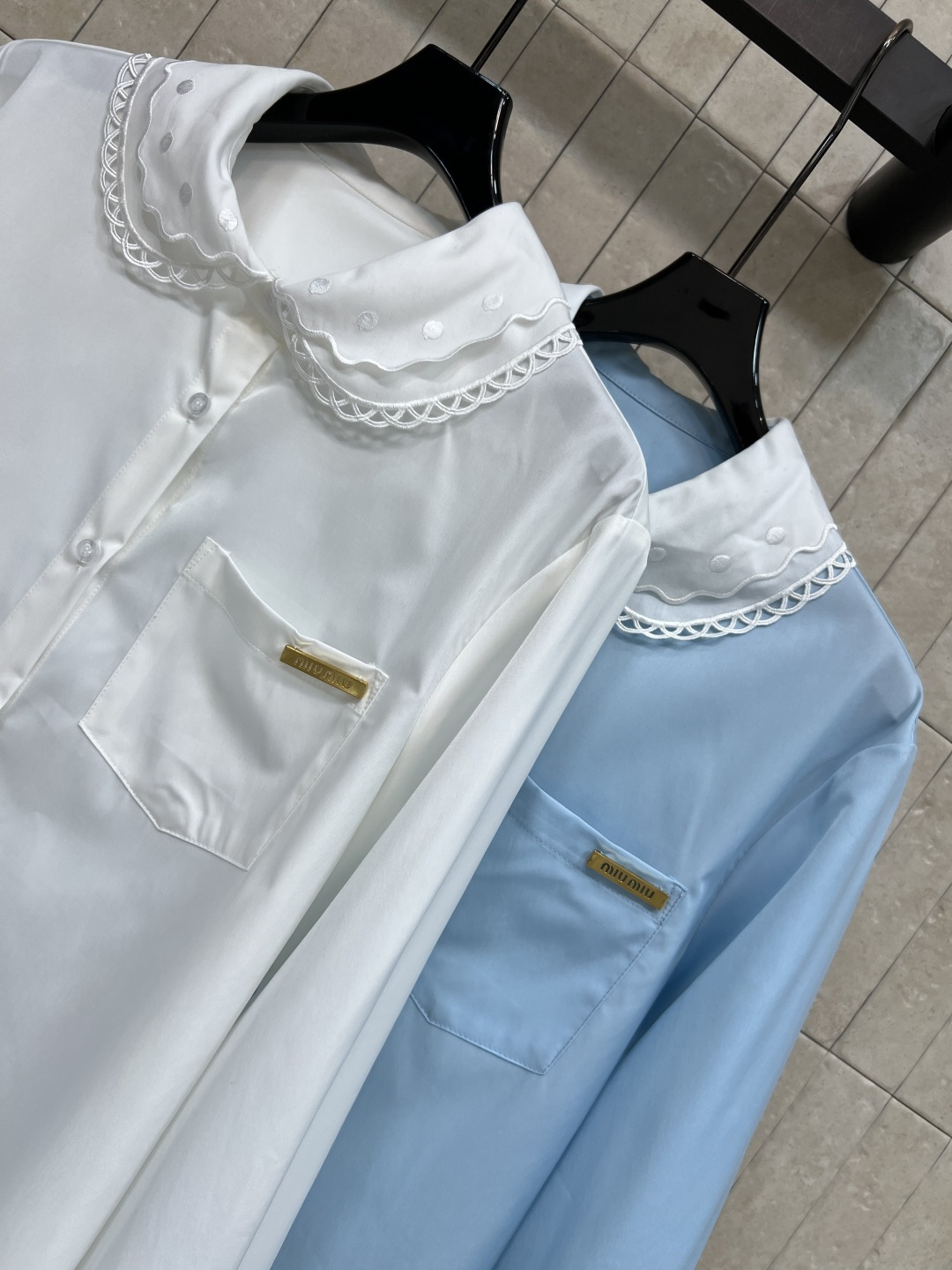 MIU家 26春夏新款 圆领蕾丝衬衫  欧根纱花边设计超减龄 学院风满满 轻薄透气面料 白色清新百搭 日