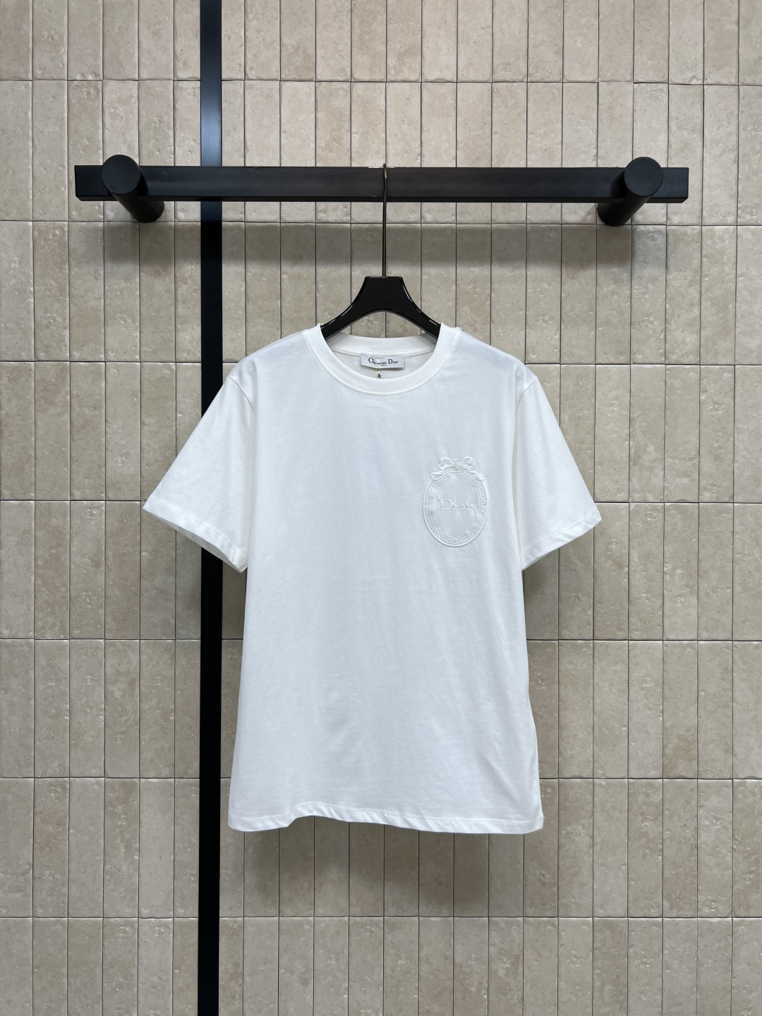 NO:791359,Djia's 26 spring and summer new style logo embroidered short-sleeved T-shirt. Made of pure cotton fabric. Breathable and comfortable. Circular embroidery pattern on the chest. Full of details. Classic round neck + loose casual fit. Not picky about your body shape. Can be used for daily leisure, commuting and outdoor use. It is ok with jeans or casual pants!  The fabric is soft and skin-friendly, simple and has a sense of design. Four sizes in one color, S-M-L-XL, dior, jeans, T-shirt, tees, t-shirt,19860909D家 26春夏新款 徽标刺绣短袖T恤 采用纯棉面料 透气舒适 胸前圆形刺绣图案 细节满满 经典圆领+宽松休闲版型 不挑身材 日常休闲、通勤、户外都能hold住 配牛仔裤或休闲裤都很ok！面料柔软亲肤 简约又有设计感 一色四码S-M-L-XL,,dior,jeans,T-shirt,tees，t-shirt,,Women's clothing