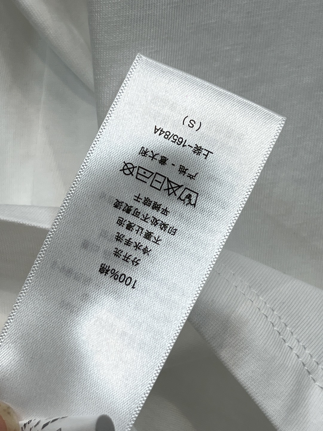 D家 26春夏新款  徽标刺绣短袖T恤 采用纯棉面料 透气舒适 胸前圆形刺绣图案 细节满满 经典圆领+宽