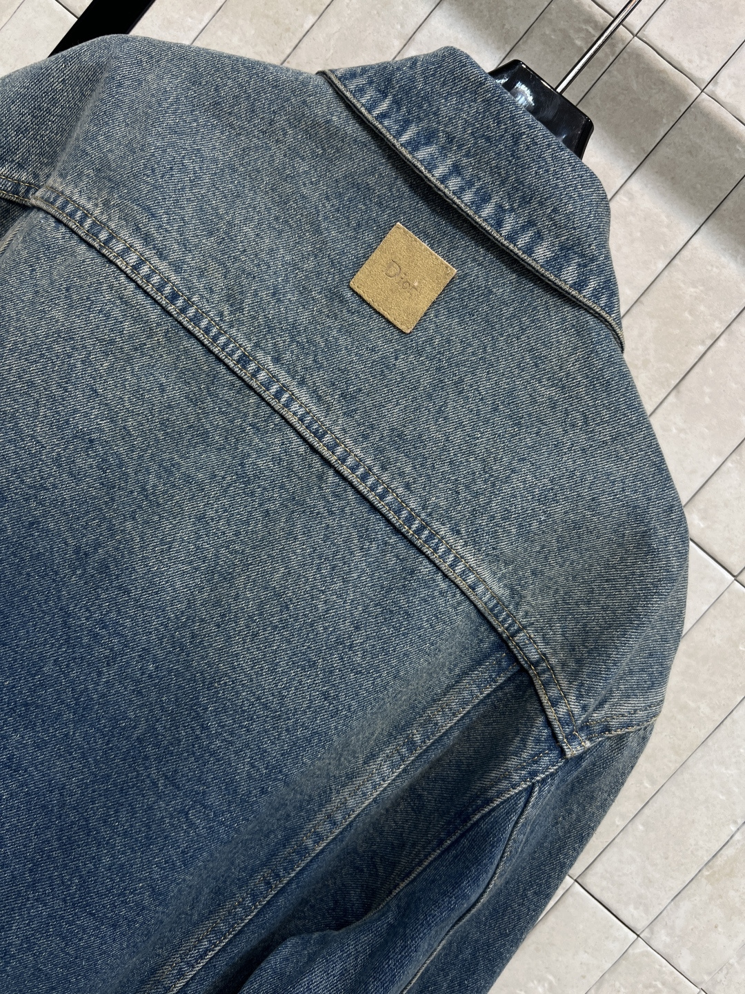 D家 26春夏新款 徽标刺绣牛仔外套 经典蓝色牛仔布+胸前刺绣徽章 品牌感满满 短款剪裁 搭配高腰裤或裙