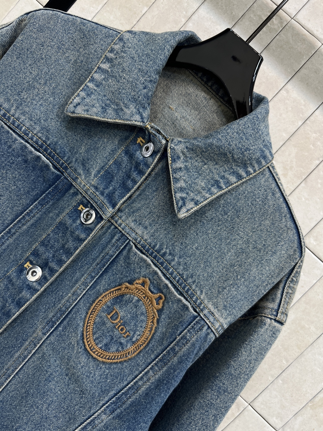D家 26春夏新款 徽标刺绣牛仔外套 经典蓝色牛仔布+胸前刺绣徽章 品牌感满满 短款剪裁 搭配高腰裤或裙